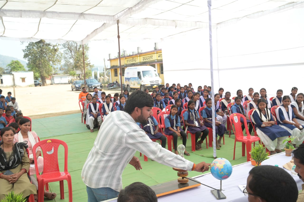 Successful event organized in Milupara on National Science Day, Adani Foundation's mobile science laboratory increased attraction, Raigarh, Khabargali
