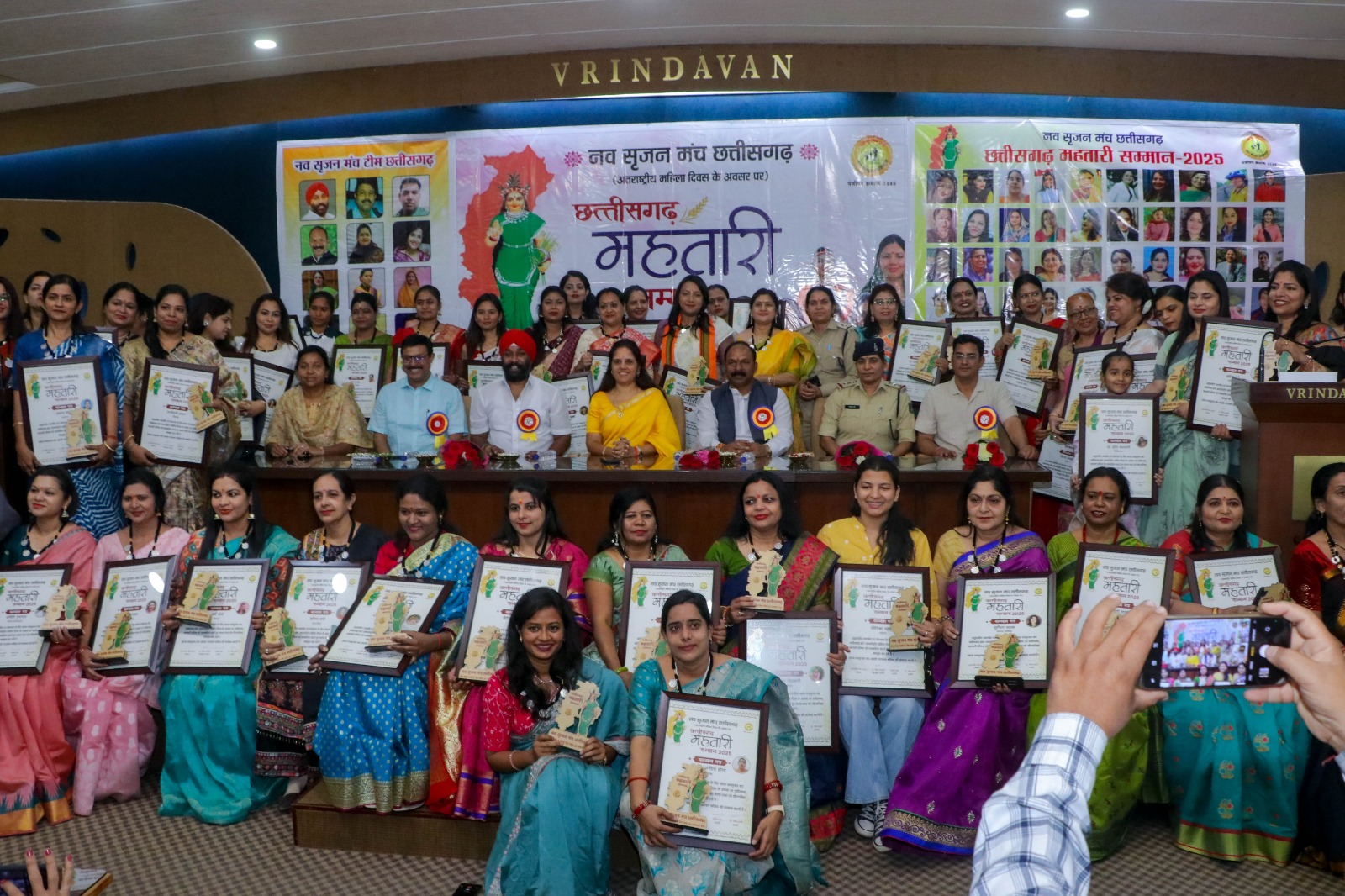 Mahtari Samman 2025, International Women's Day, Navsarjan Manch honored 61 mothers from various fields, women felt proud by receiving traditional Rupiya Mala Putri and Mahtari Samman, 12 best self-help groups were honored by Navsarjan Manch, President of Navsarjan Manch Amarjeet Singh Chhabra, Raipur, Chhattisgarh, Khabargali