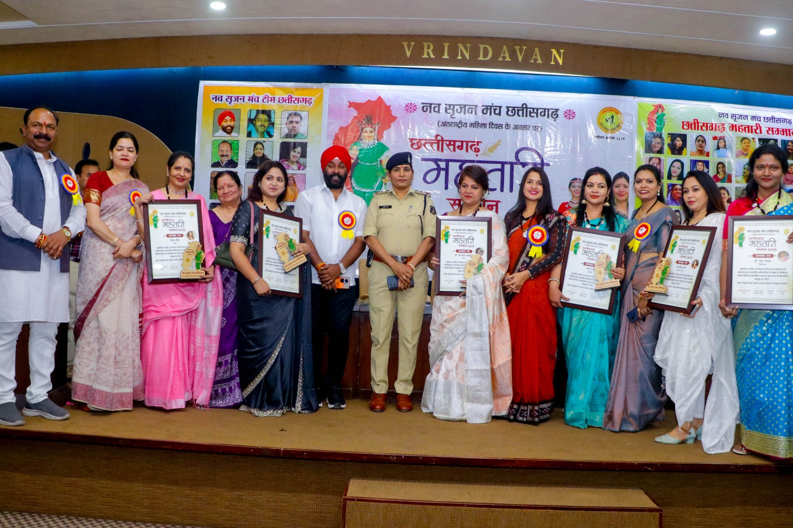 Mahtari Samman 2025, International Women's Day, Navsarjan Manch honored 61 mothers from various fields, women felt proud by receiving traditional Rupiya Mala Putri and Mahtari Samman, 12 best self-help groups were honored by Navsarjan Manch, President of Navsarjan Manch Amarjeet Singh Chhabra, Raipur, Chhattisgarh, Khabargali