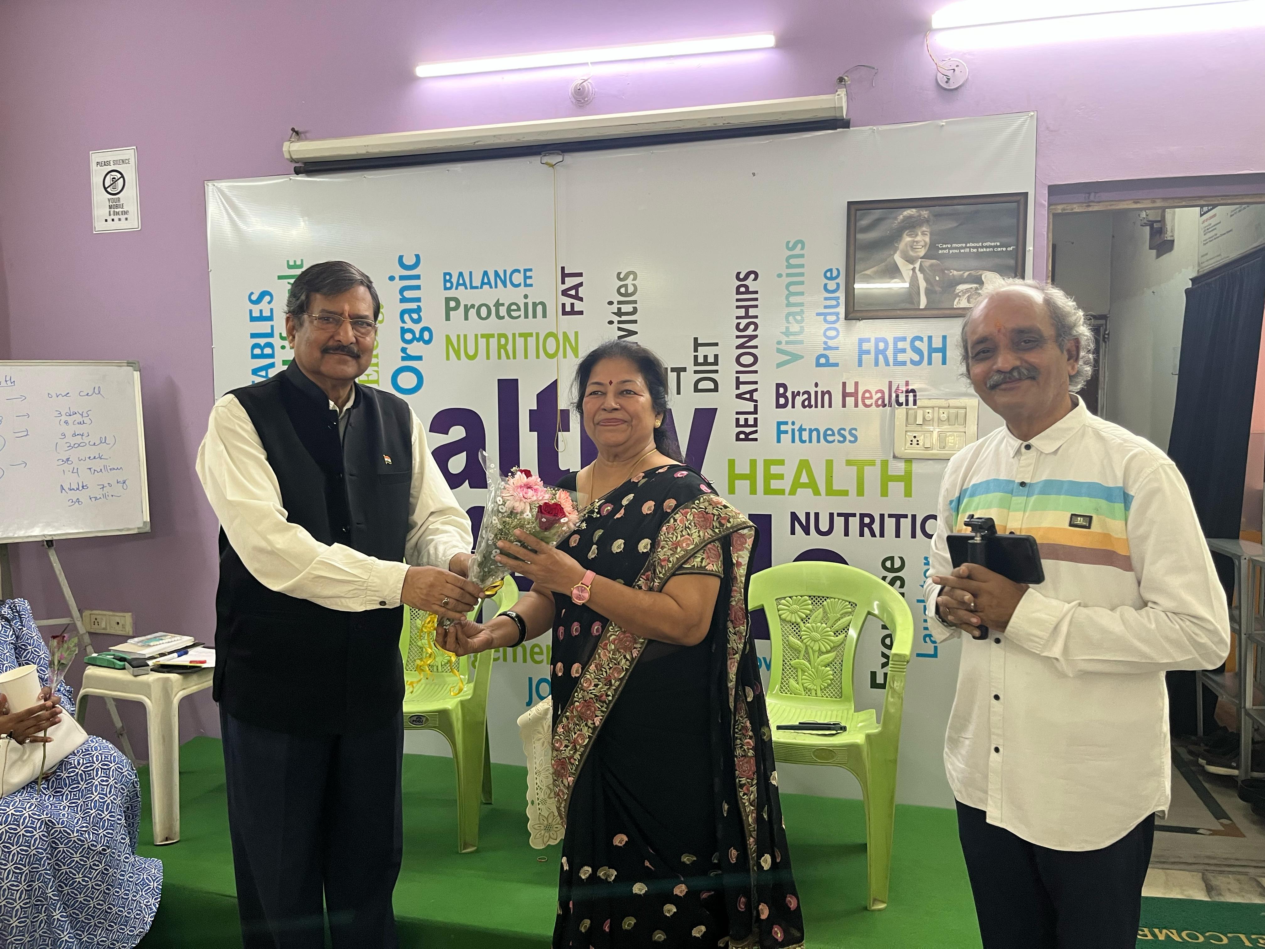 Chhabi Trivedi for health awareness, Kamala Memorial Society established by freedom fighter Bihari Lal Upadhyay, senior journalist Vasant Veer Upadhyay, Principal Mrs. Sabita, former Inspector General of Police of Chhattisgarh Rajiv Srivastava, Raipur, Khabargali