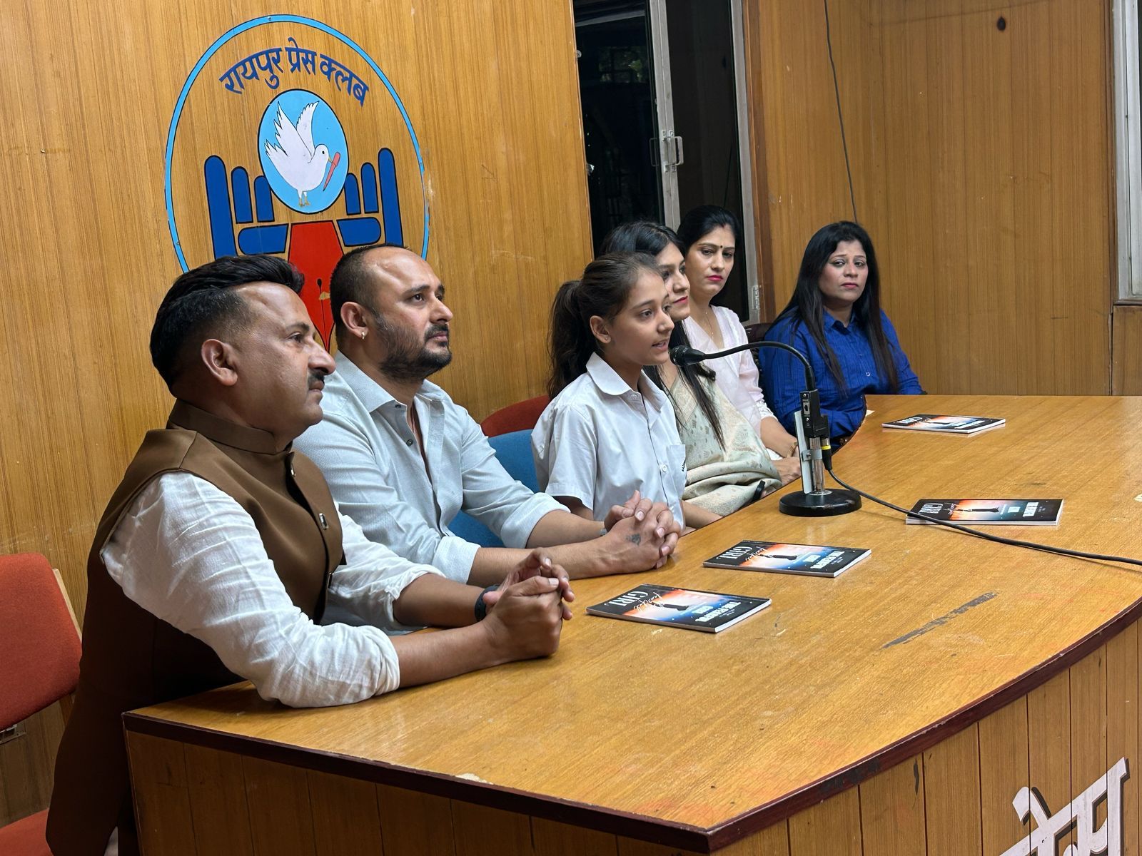 Preet Tarwani wrote the book “The Fearful Girl” at the age of 13, released in Rajkumar College, granddaughter of Bhim Das Anjana Tarwani, daughter of Vijay Priyal Tarwani, Raipur, Chhattisgarh, Khabargali