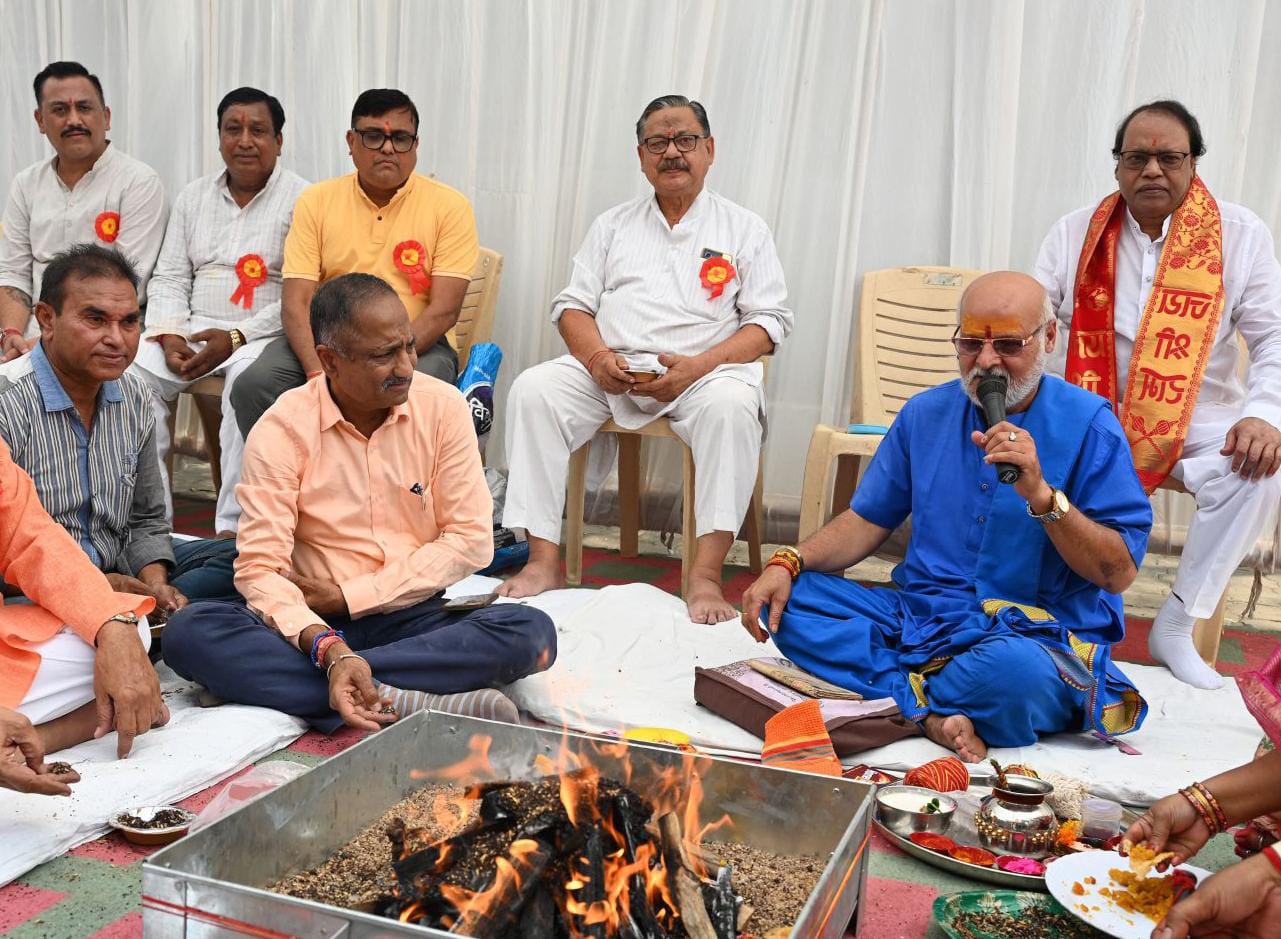 Shri Hanuman Janmotsav Bhandara Prasadi for more than five thousand people in Industrial Area Bhanpuri, Temple Seva Samiti President Engineer UN Agarwal, General Secretary K Raju Kapse, Treasurer Satya Prakash Agarwal, Raipur, Chhattisgarh, Khabargali