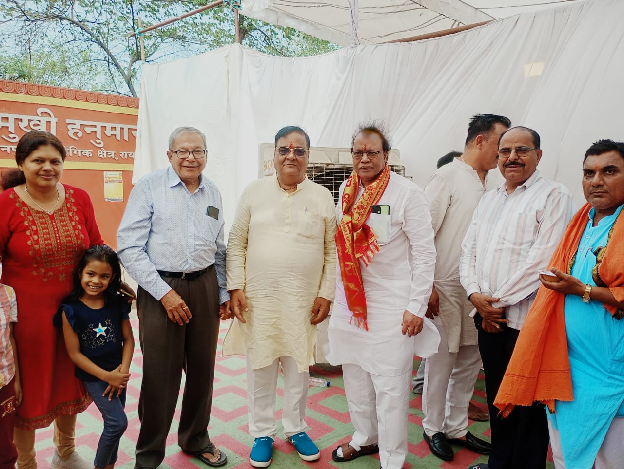 Shri Hanuman Janmotsav Bhandara Prasadi for more than five thousand people in Industrial Area Bhanpuri, Temple Seva Samiti President Engineer UN Agarwal, General Secretary K Raju Kapse, Treasurer Satya Prakash Agarwal, Raipur, Chhattisgarh, Khabargali