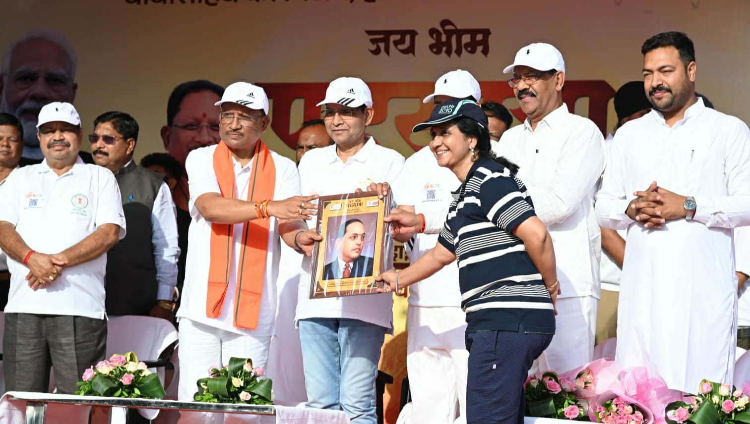 Maharashtra Mandal President Kale CM Sai felicitated former international hockey player of the Mandal Neeta Dumre also felicitated, Nehru Yuva Kendra Chhattisgarh State, Raipur, Khabargali