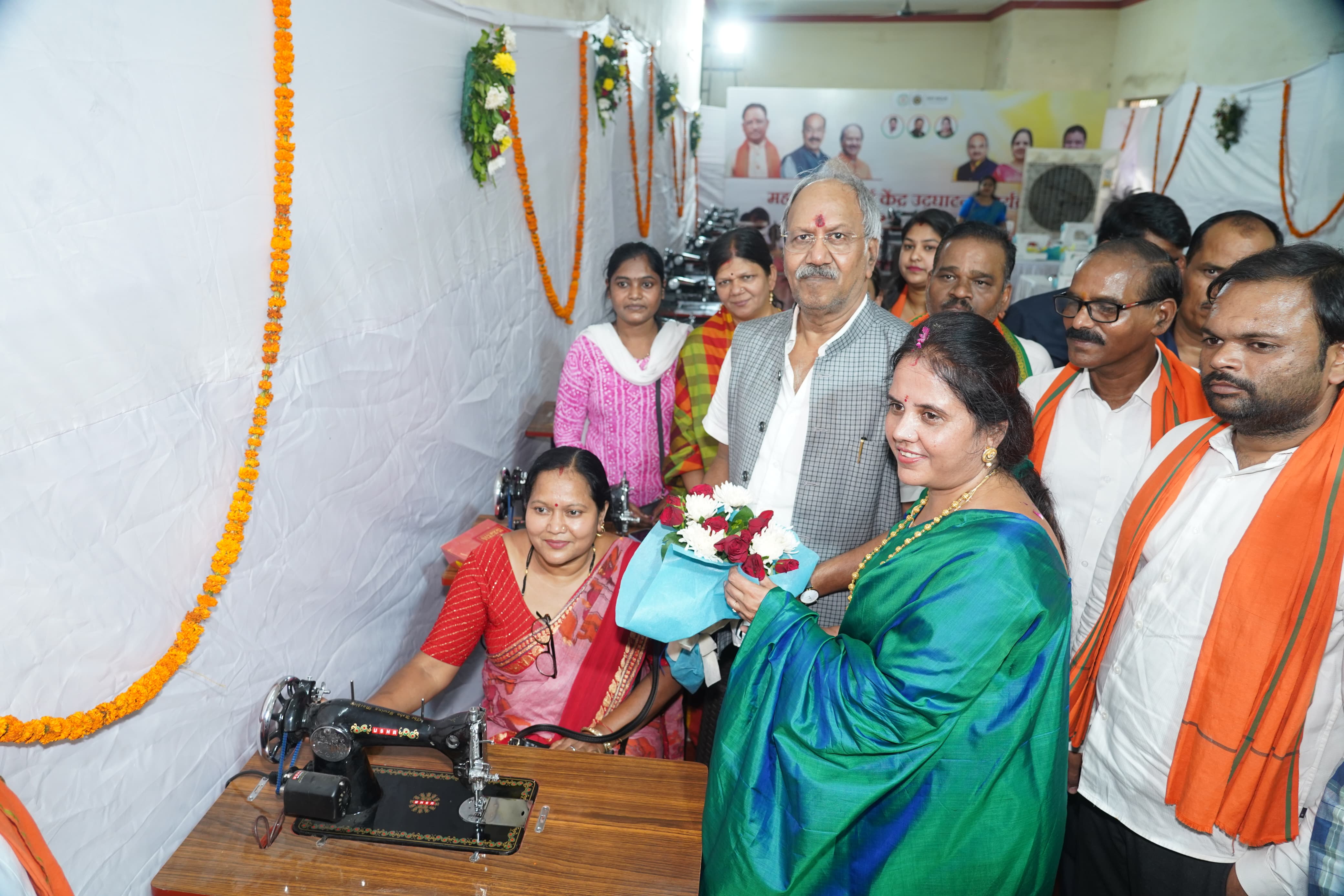 Mahtari sewing centers will be opened in all the wards of the capital, MP Brijmohan gave instructions, making women self-reliant is the priority of the BJP government: MP Brijmohan Agarwal, Raipur, Chhattisgarh, Khabargali) (68797)