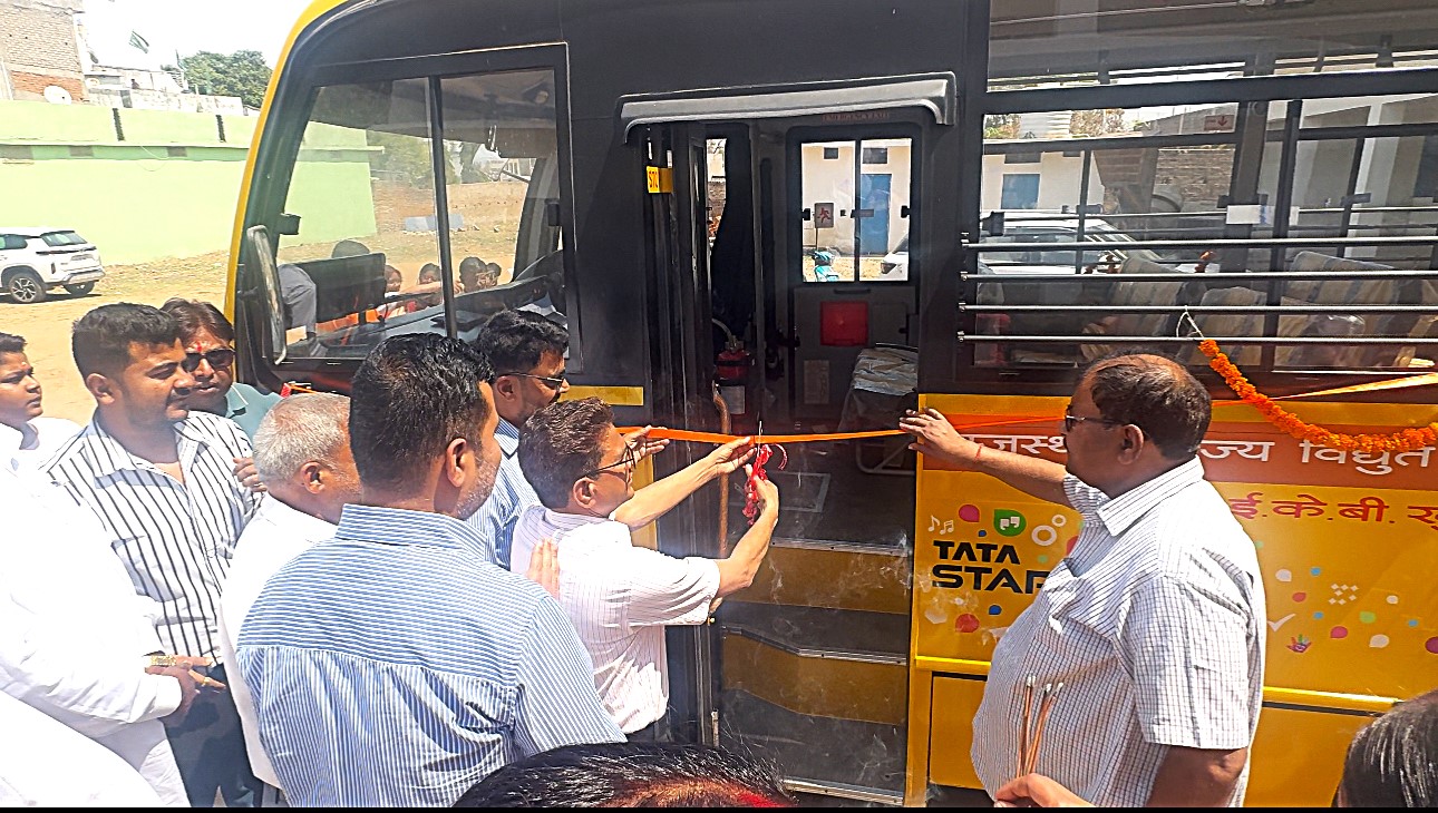 New school bus supplied to Saraswati Shishu Mandir Lakhanpur, another initiative of Adani Foundation to promote educational reforms, more than 80 children from 11 nearby villages will get transportation facility, Chhattisgarh, Khabargali