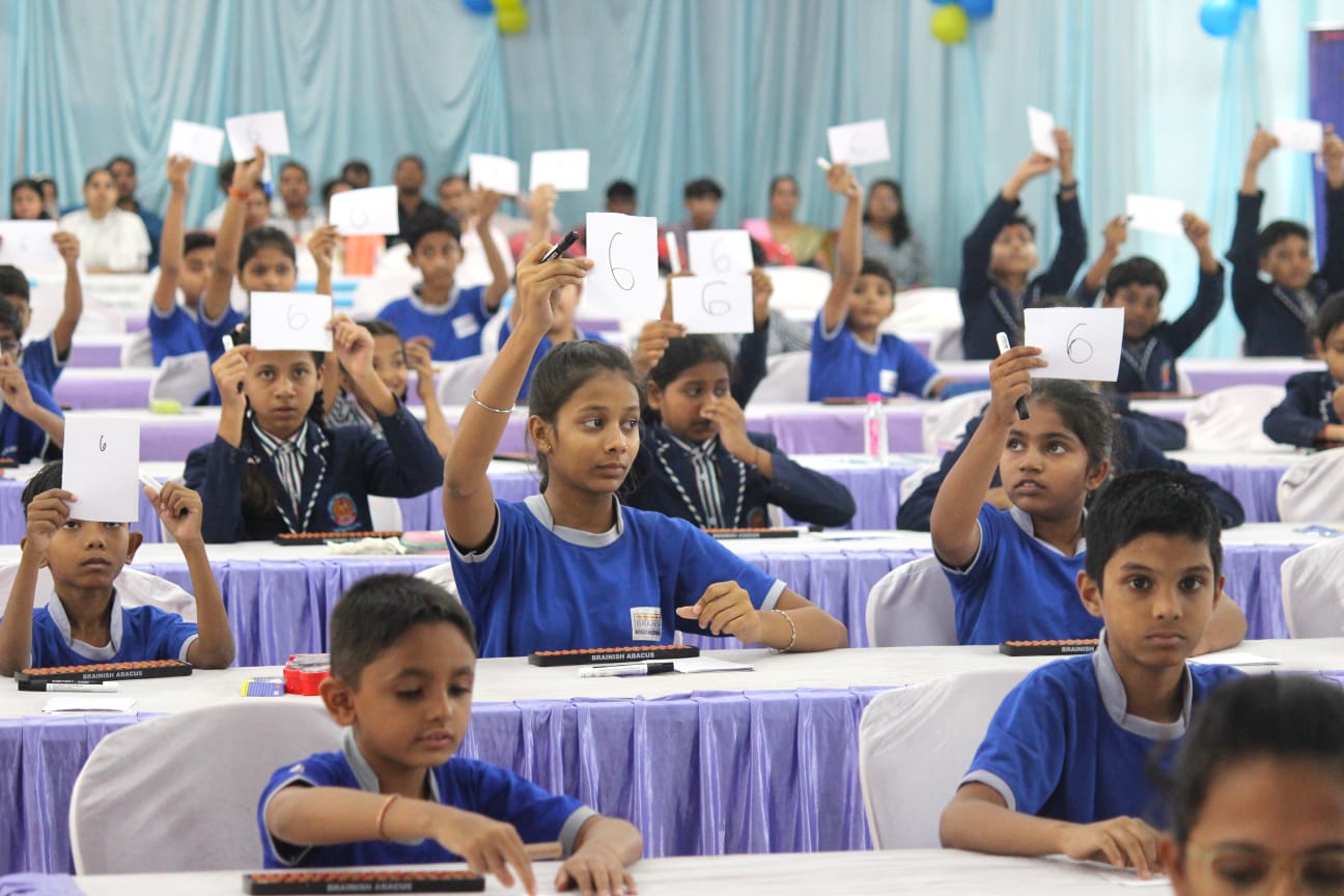 Superb performance of children in 'Brainish Megafest'... Won in many categories including Champion Trophy, did mathematical calculations in few moments, Deepa Ma'am, Brainish Abacus Class, Shailendra Nagar, Raipur, Chhattisgarh, Khabargali