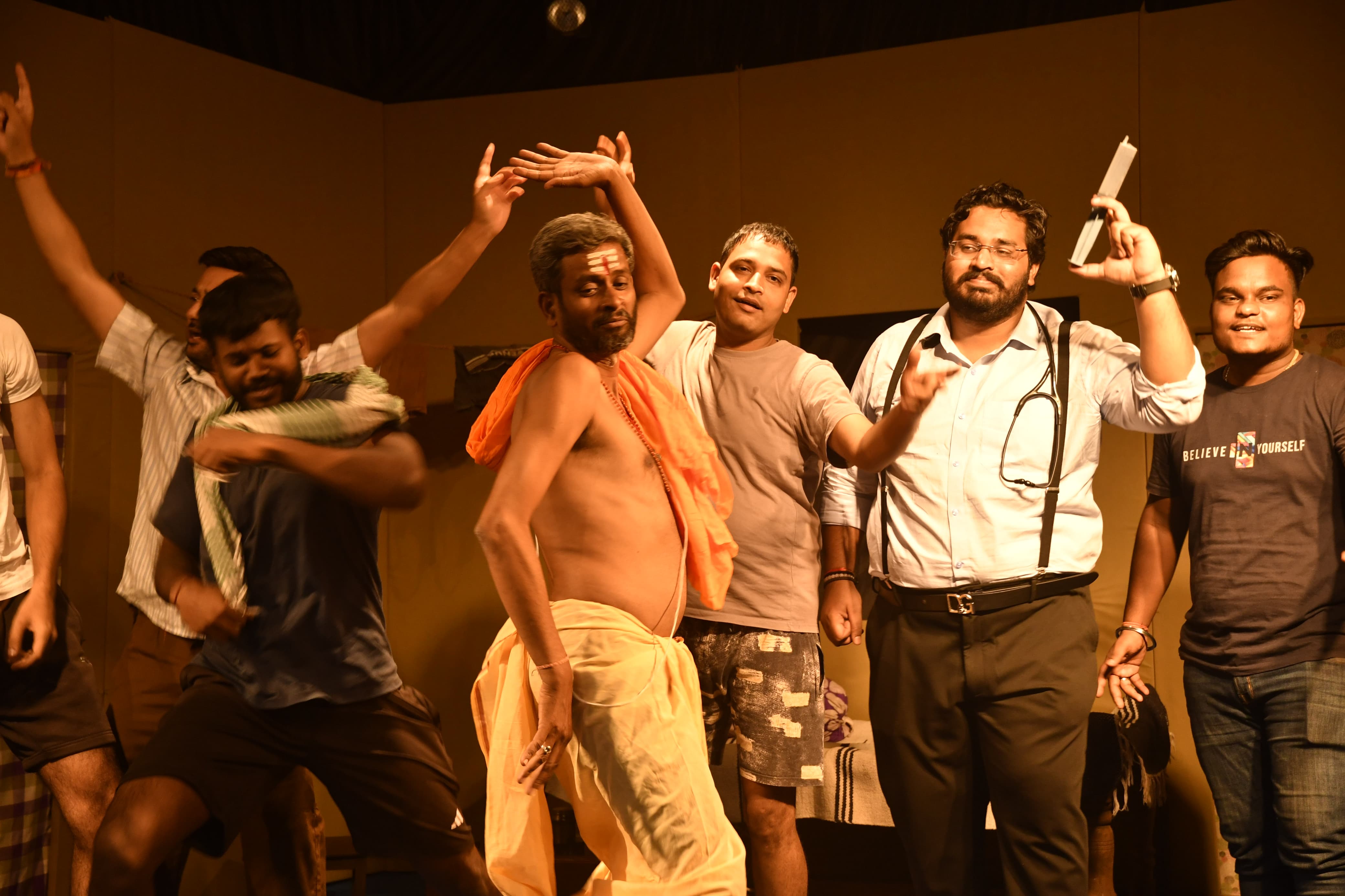 The artists of the play Mastmaula presented the struggle, pain and dreams of the artist through humour. The theatre workshop conducted by the social and cultural organisation Yogi Spandan Art Culture Education Foundation. The play Mastmaula written by writer Jayvardhan was staged. Pandit Panjirilal, Rupesh Yadav, Rangeele, Surya Tiwari, Surile, Thavendra Rajak, Chhabile, Shashank Naidu, Free, Vijay Chauhan, Aarti, Shriranjani Kehari, canteenwala, Preeti Yadav, Dr. Bedard, Babuji, Desant Singh Thakur, newspaper, shopkeeper, man, Seth- Laxmikant Dubey, Raipur, Chhattisgarh, Khabargali