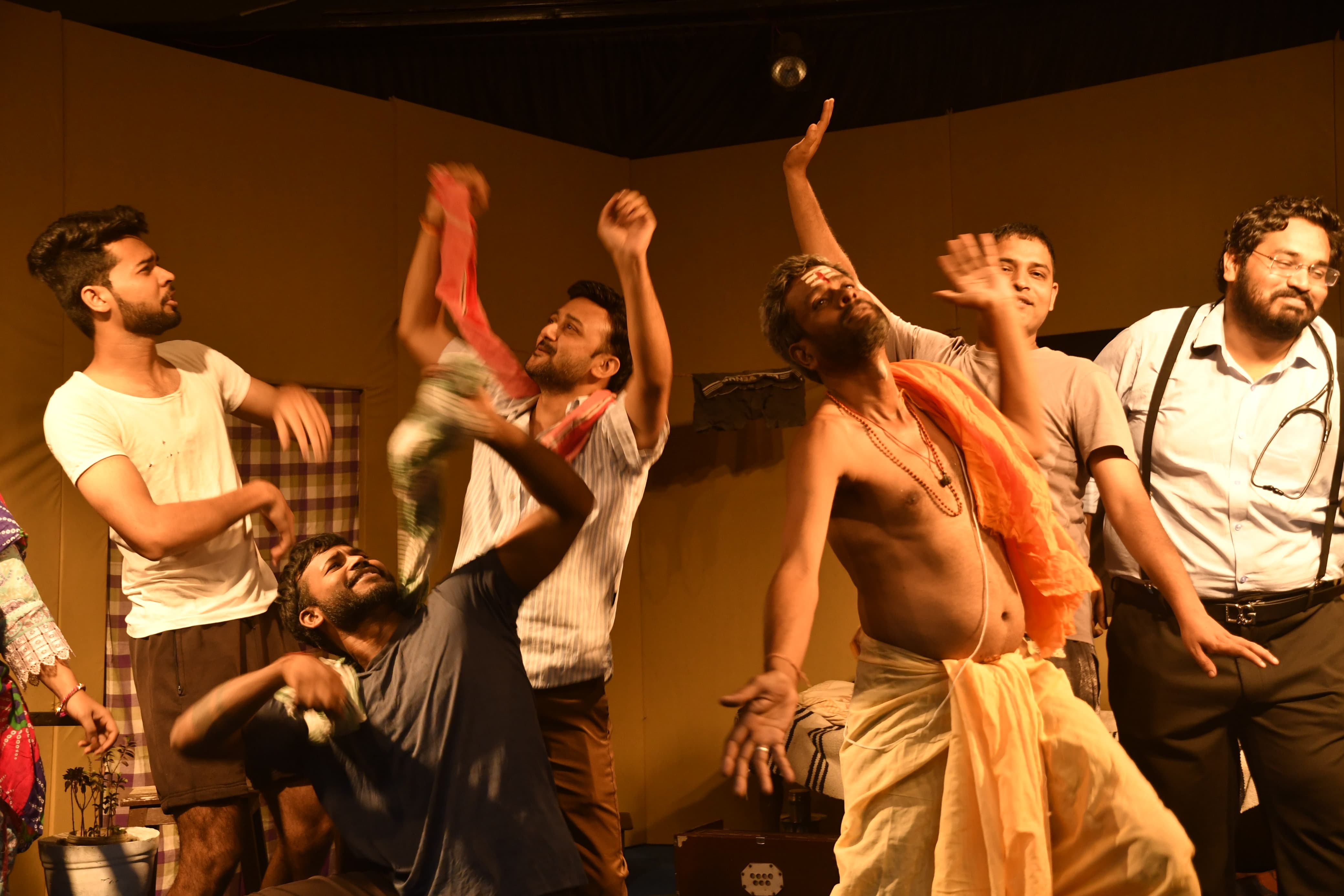 The artists of the play Mastmaula presented the struggle, pain and dreams of the artist through humour. The theatre workshop conducted by the social and cultural organisation Yogi Spandan Art Culture Education Foundation. The play Mastmaula written by writer Jayvardhan was staged. Pandit Panjirilal, Rupesh Yadav, Rangeele, Surya Tiwari, Surile, Thavendra Rajak, Chhabile, Shashank Naidu, Free, Vijay Chauhan, Aarti, Shriranjani Kehari, canteenwala, Preeti Yadav, Dr. Bedard, Babuji, Desant Singh Thakur, newspaper, shopkeeper, man, Seth- Laxmikant Dubey, Raipur, Chhattisgarh, Khabargali