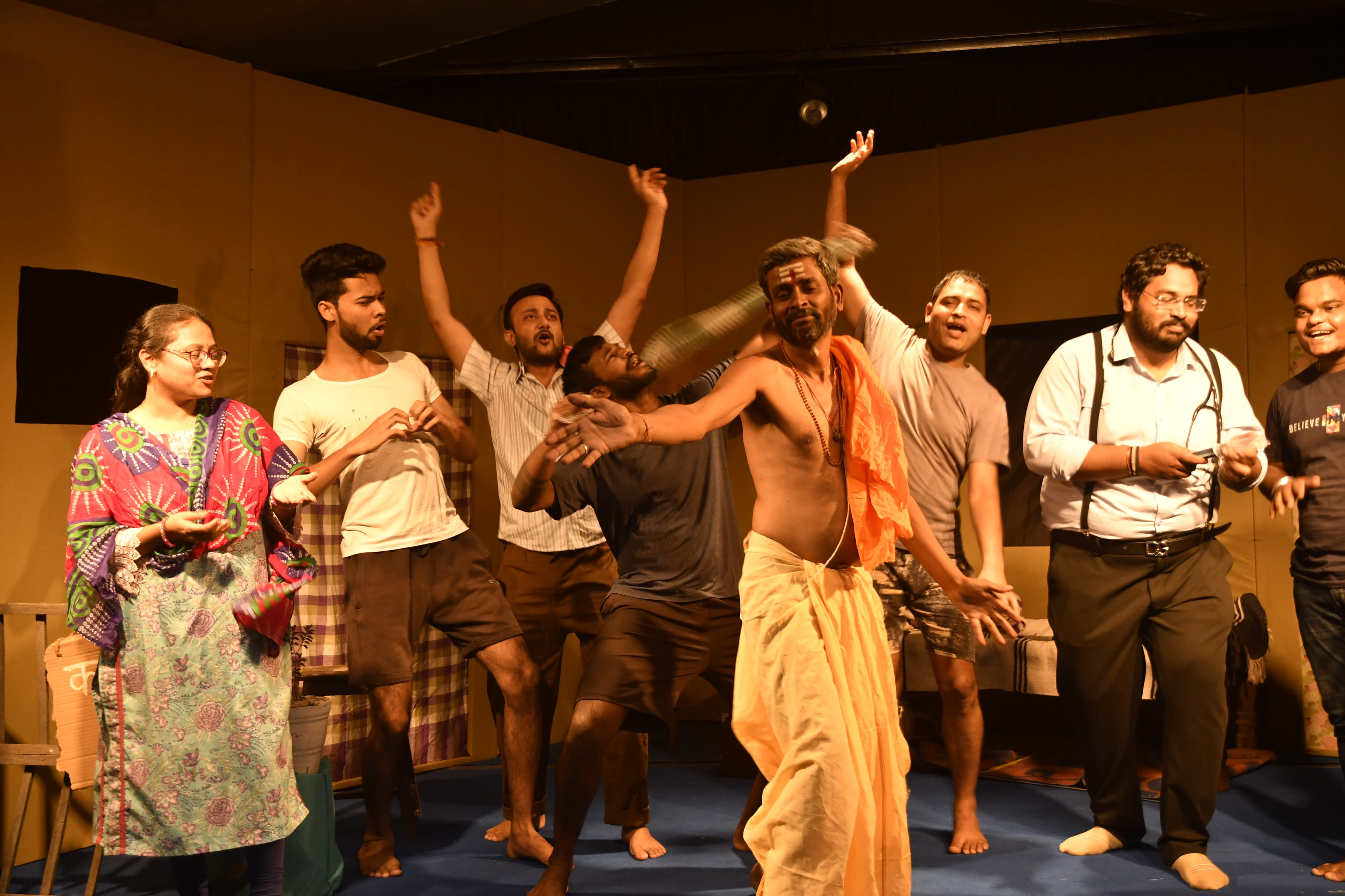 The artists of the play Mastmaula presented the struggle, pain and dreams of the artist through humour. The theatre workshop conducted by the social and cultural organisation Yogi Spandan Art Culture Education Foundation. The play Mastmaula written by writer Jayvardhan was staged. Pandit Panjirilal, Rupesh Yadav, Rangeele, Surya Tiwari, Surile, Thavendra Rajak, Chhabile, Shashank Naidu, Free, Vijay Chauhan, Aarti, Shriranjani Kehari, canteenwala, Preeti Yadav, Dr. Bedard, Babuji, Desant Singh Thakur, newspaper, shopkeeper, man, Seth- Laxmikant Dubey, Raipur, Chhattisgarh, Khabargali