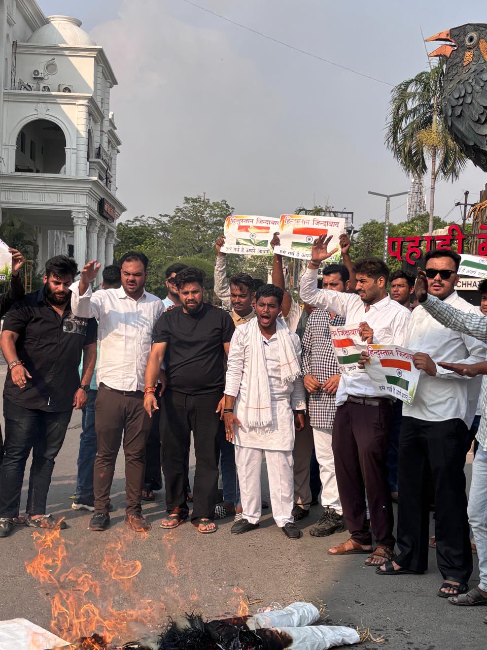 Youth Congress Raipur protests against the terrorist attack in Jammu and Kashmir, District President Vinod Kashyap, Tajul Ahmed, District General Secretary, Chhattisgarh, Khabargali