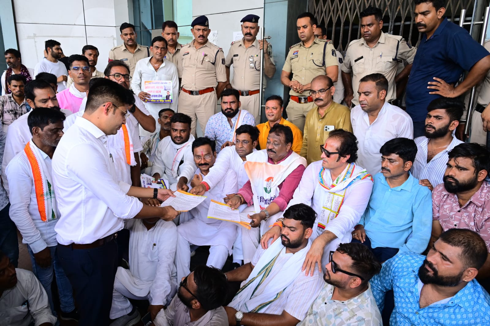 RTO office surrounded over high security number plate, Chhattisgarh, Khabargali Kanhaiya Aggarwal, State General Secretary, Chhattisgarh State Congress Committee