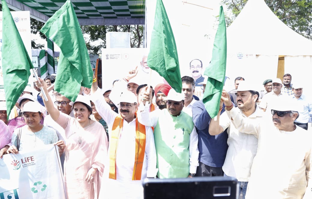 Cleanliness and environmental protection is not just a campaign, but our responsibility. With small efforts, we can make our city and society clean, green and healthy. On the occasion of World Environment Day, Dharsiwa MLA Padmashree Anuj Sharma joined Deputy Chief Minister Arun Saw, Minister Shri Kedar Kashyap in the "Green Cleanliness Campaign" program organized at Marine Drive in Raipur today. Raipur, Chhattisgarh, Khabargali