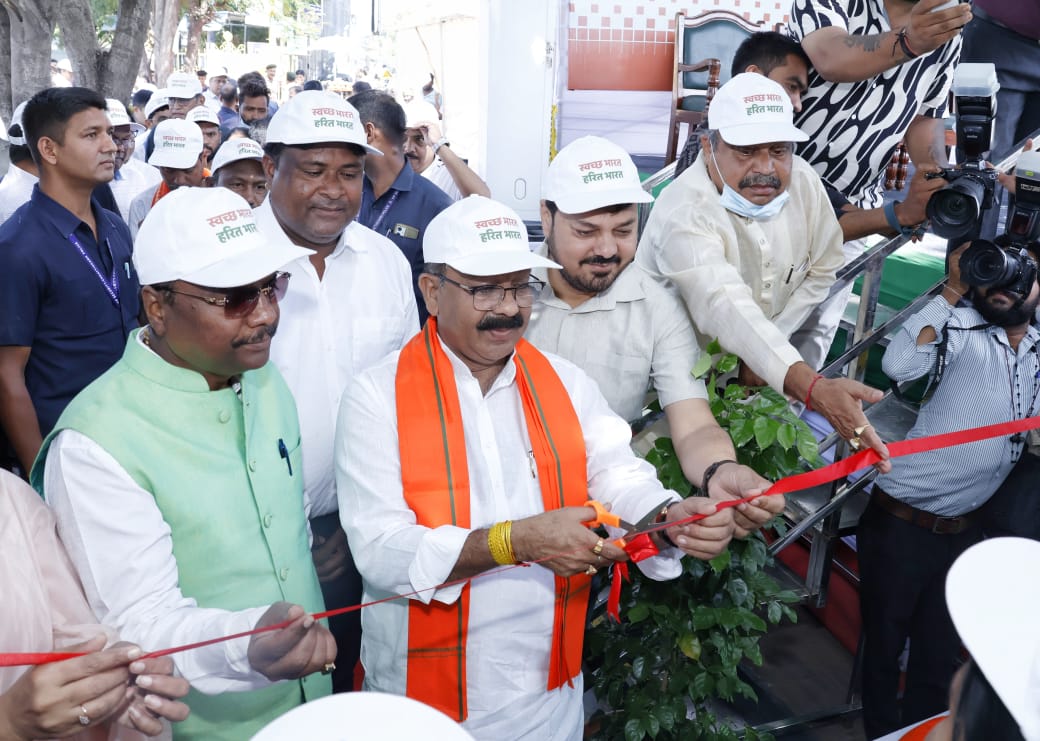 Cleanliness and environmental protection is not just a campaign, but our responsibility. With small efforts, we can make our city and society clean, green and healthy. On the occasion of World Environment Day, Dharsiwa MLA Padmashree Anuj Sharma joined Deputy Chief Minister Arun Saw, Minister Shri Kedar Kashyap in the "Green Cleanliness Campaign" program organized at Marine Drive in Raipur today. Raipur, Chhattisgarh, Khabargali