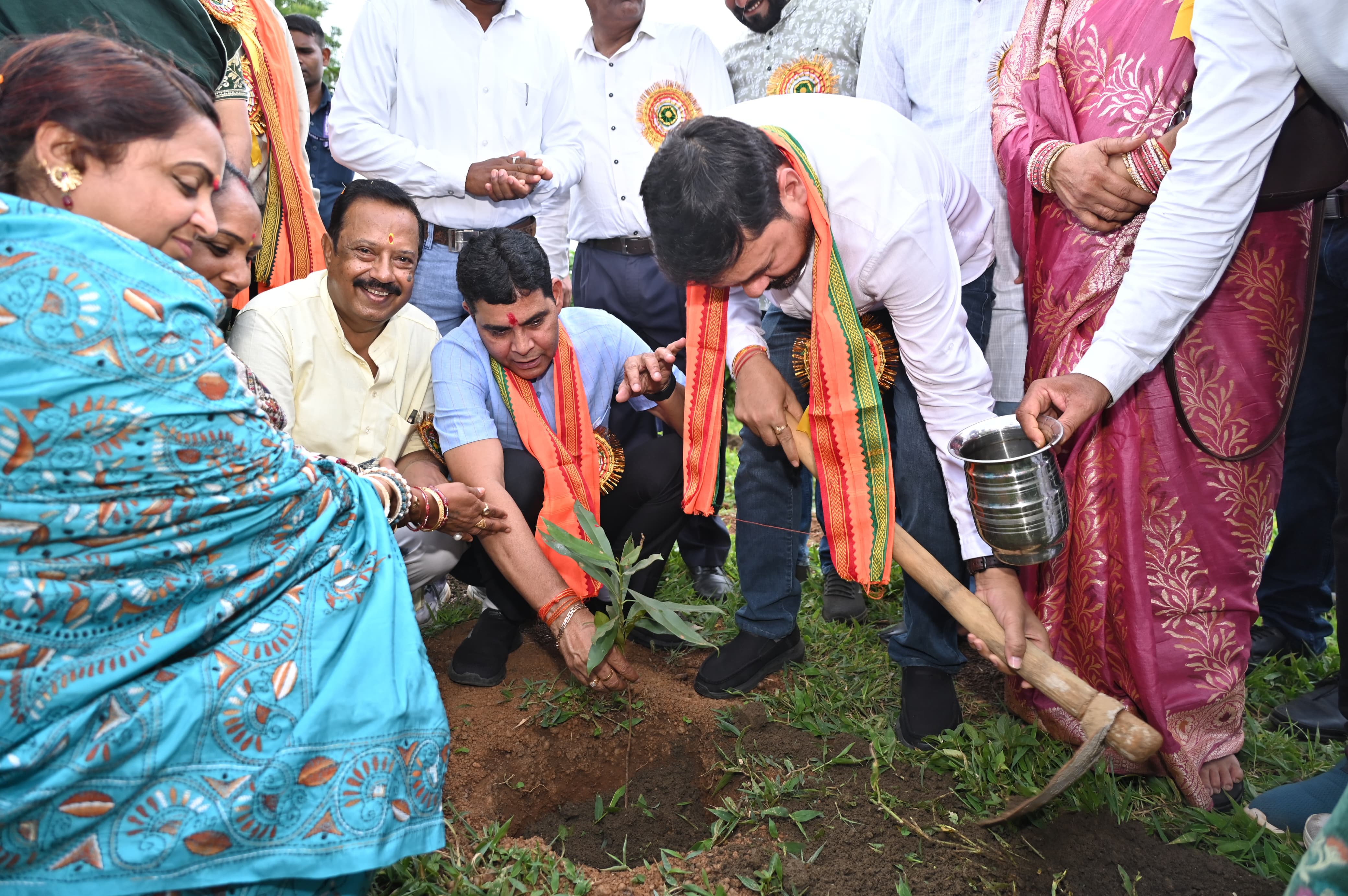 Revenue Minister Shri Tankaram Verma, Education is not only a medium of personal development but also the foundation of a prosperous, empowered and cultured society - Dharsiwa MLA Padmashree Anuj Sharma, Chhattisgarh, Khabargali