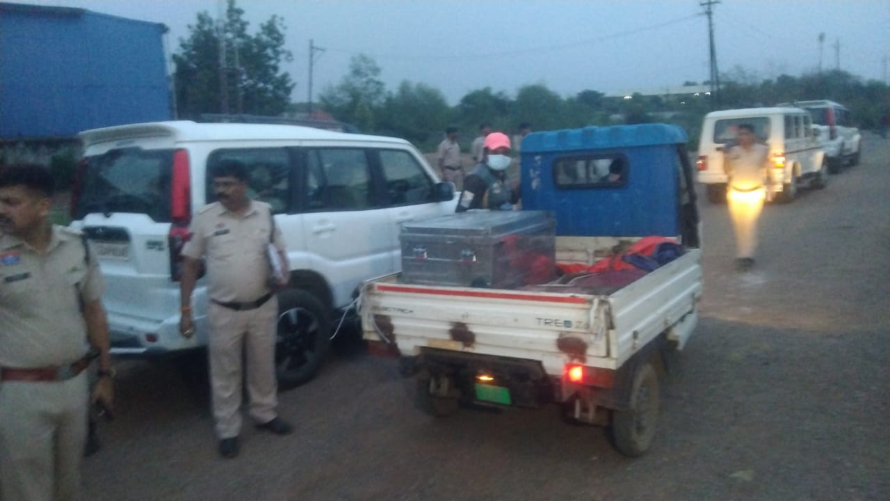 A corpse wrapped in cement was found in a suitcase inside a steel trunk behind Indraprastha Colony… sensation spread, forensic team arrived, Raipur, Chhattisgarh, Khabargali