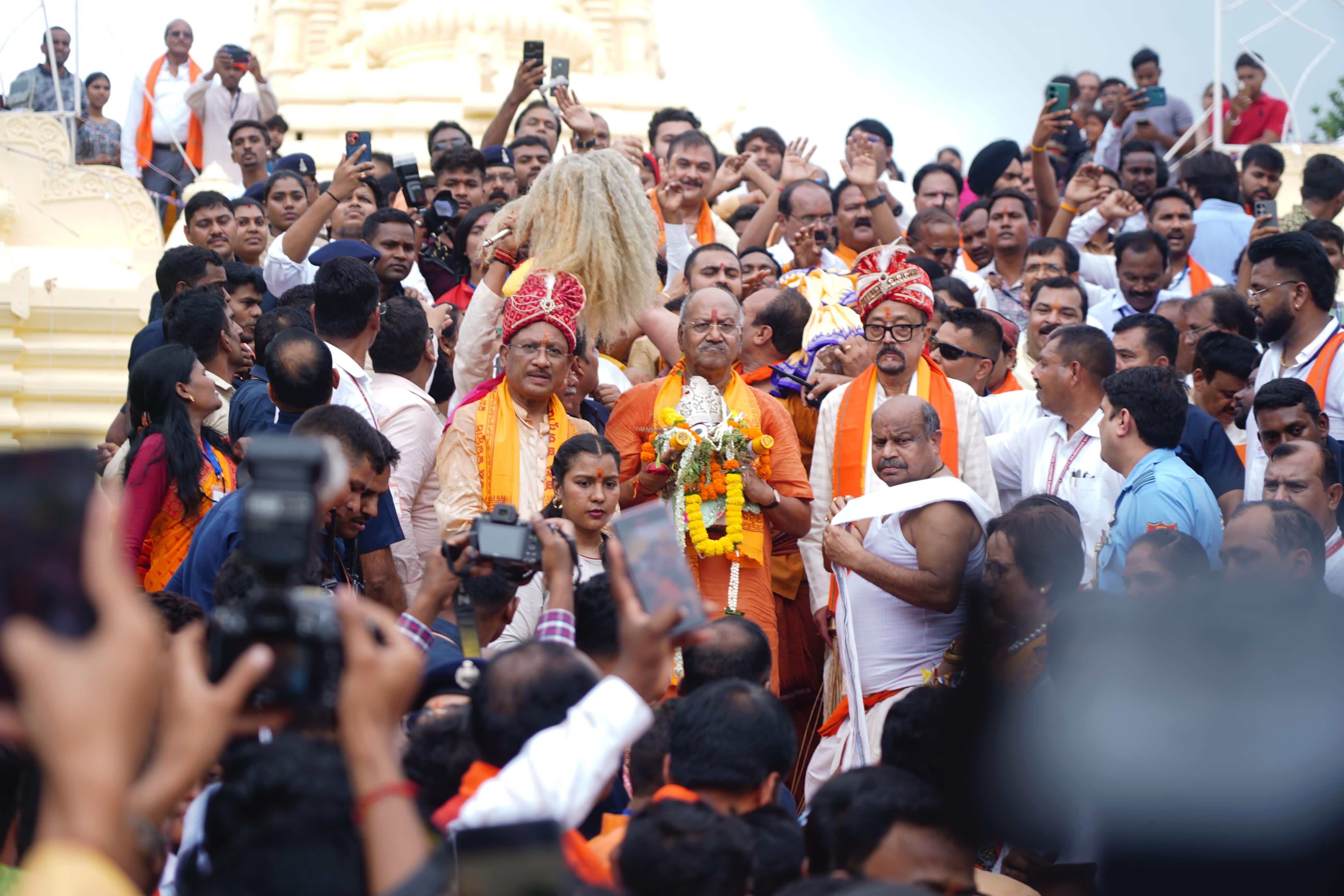 Governor and Chief Minister attended the Rath Yatra festival... After performing the ritual of Chharaphara, they sought blessings for the people of the state, a huge crowd of devotees gathered at the Jagannath temple located in Gayatri Nagar Raipur, Chhattisgarh, Khabargali