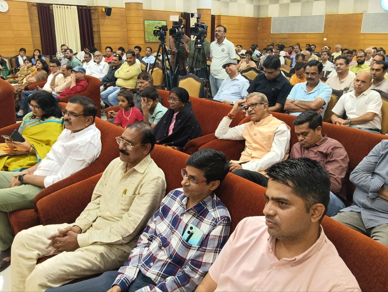 On Narad Jayanti, discussion on the role of journalism in national security, Panchajanya editor Hitesh Shankar, IBC's senior journalist Satish Singh Thakur honored with Devrishi Narad Journalist Award, Raipur, Chhattisgarh, Khabargali Gaya. INH journalist and anchor Madhumita Pal awarded senior journalist Baban Prasad Mishra Memorial Award and Dainik Navbharat's photo journalist Deepak Pandey awarded senior journalist Ramesh Nair Memorial Award, Raipur, Chhattisgarh, Khabargali