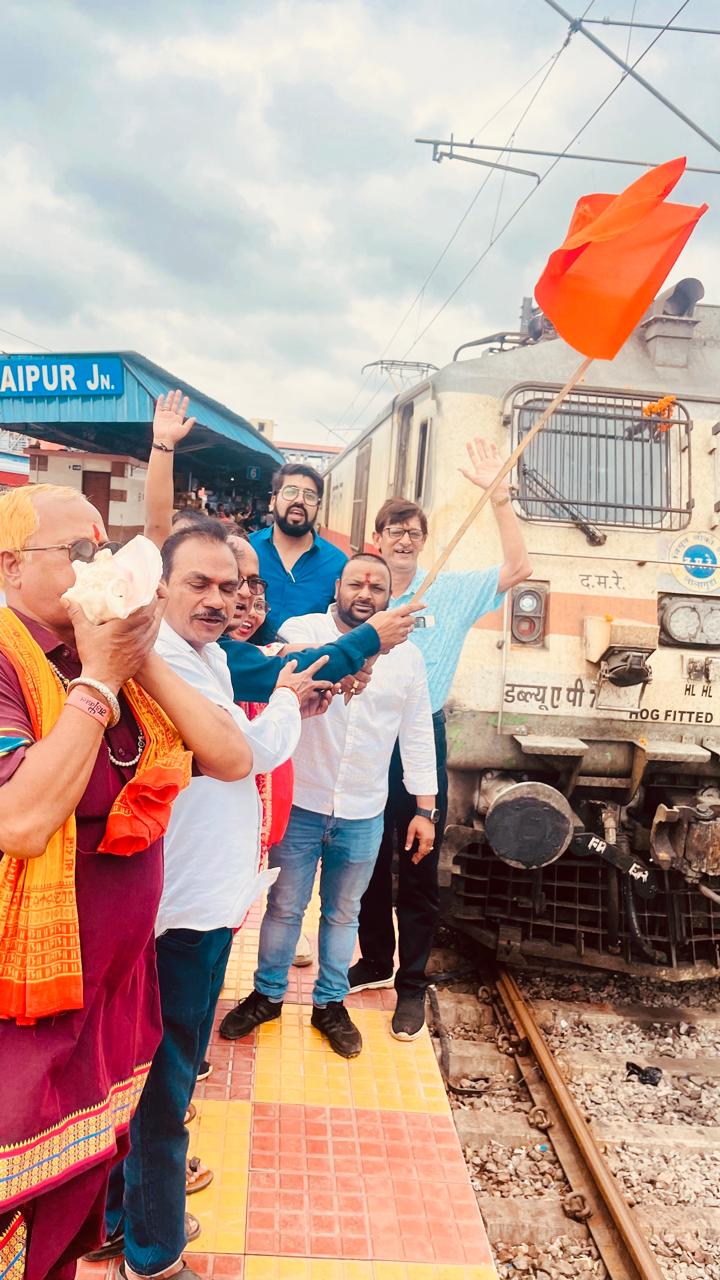 For the last 31 years continuously, Shri Baba Amarnath Seva Samiti has been leaving for the darshan of Baba Amarnath Barfani. In the first batch, hundreds of devotees were sent off at Raipur Railway Station by Sushil Sunny Agarwal who wished for the prosperity of Chhattisgarh and applied tilak on the devotees. Kamlesh Nathwani, Nandu Sinha, Anubhav Charan Shukla, Raipur, Chhattisgarh, Khabargali