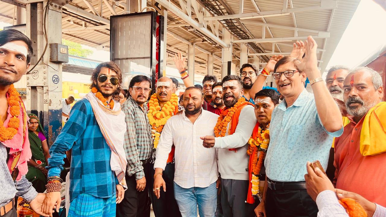 प्रथम जत्था के रूप में सैकड़ों श्रद्धालुओं को रायपुर रेलवे स्टेशन में सुशील सन्नी अग्रवाल ने छत्तीसगढ़ की खुशहाली की कामना कर तिलक लगाकर विदा किया