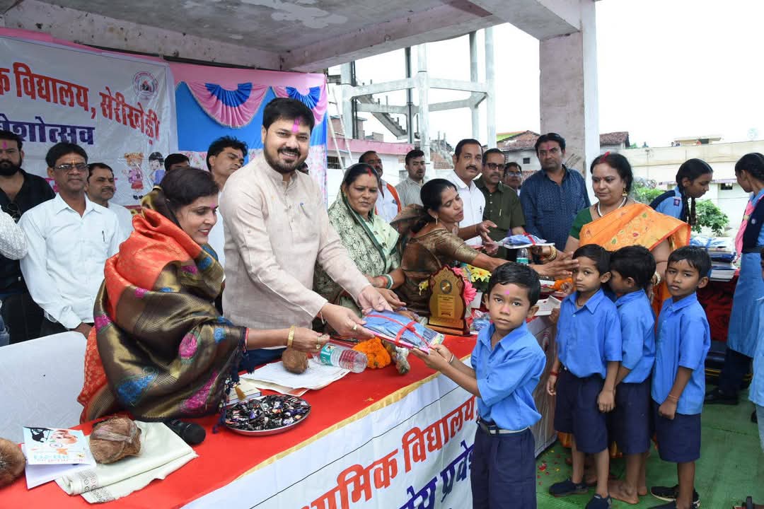 MLA Padmashree Anuj Sharma participated in the school admission ceremony of Serikhedi village, Saragaon village and Nilja village of Dharsiva assembly constituency, Chhattisgarh, Khabargali