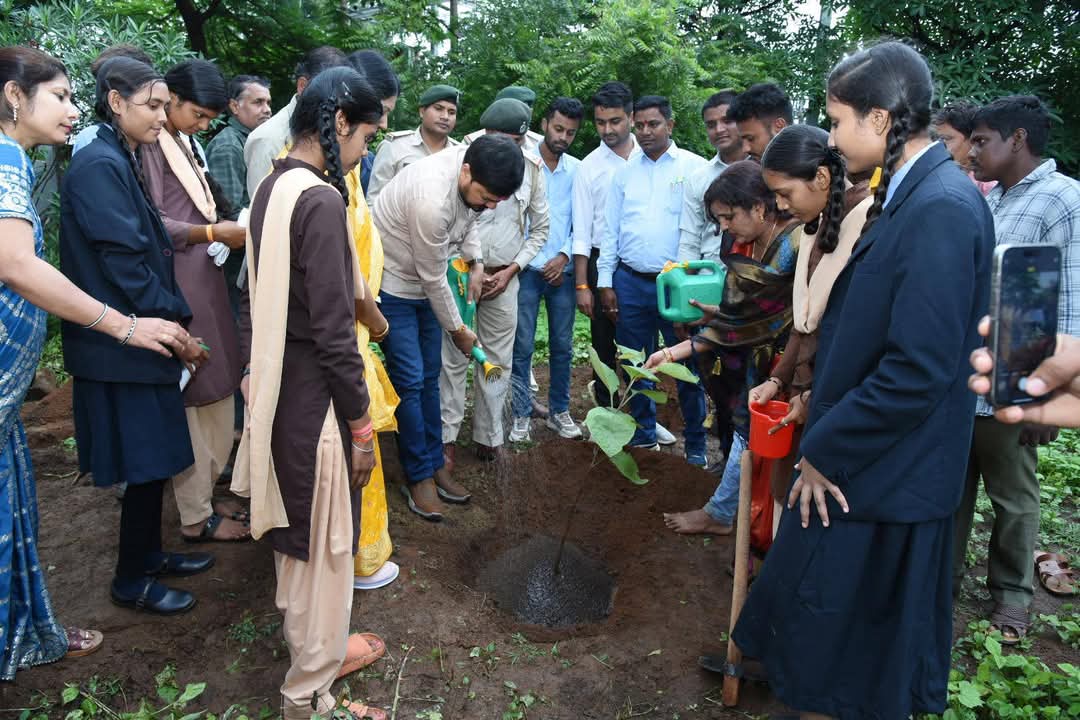 MLA Padmashree Anuj Sharma participated in the school admission ceremony of Serikhedi village, Saragaon village and Nilja village of Dharsiva assembly constituency, Chhattisgarh, Khabargali