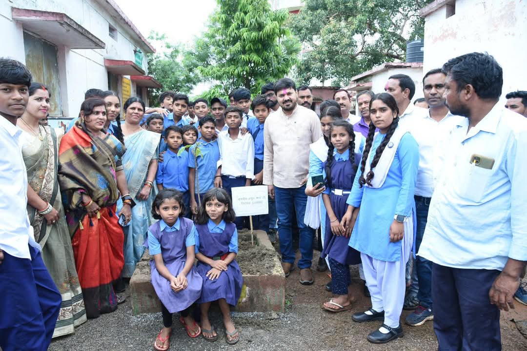 MLA Padmashree Anuj Sharma participated in the school admission ceremony of Serikhedi village, Saragaon village and Nilja village of Dharsiva assembly constituency, Chhattisgarh, Khabargali