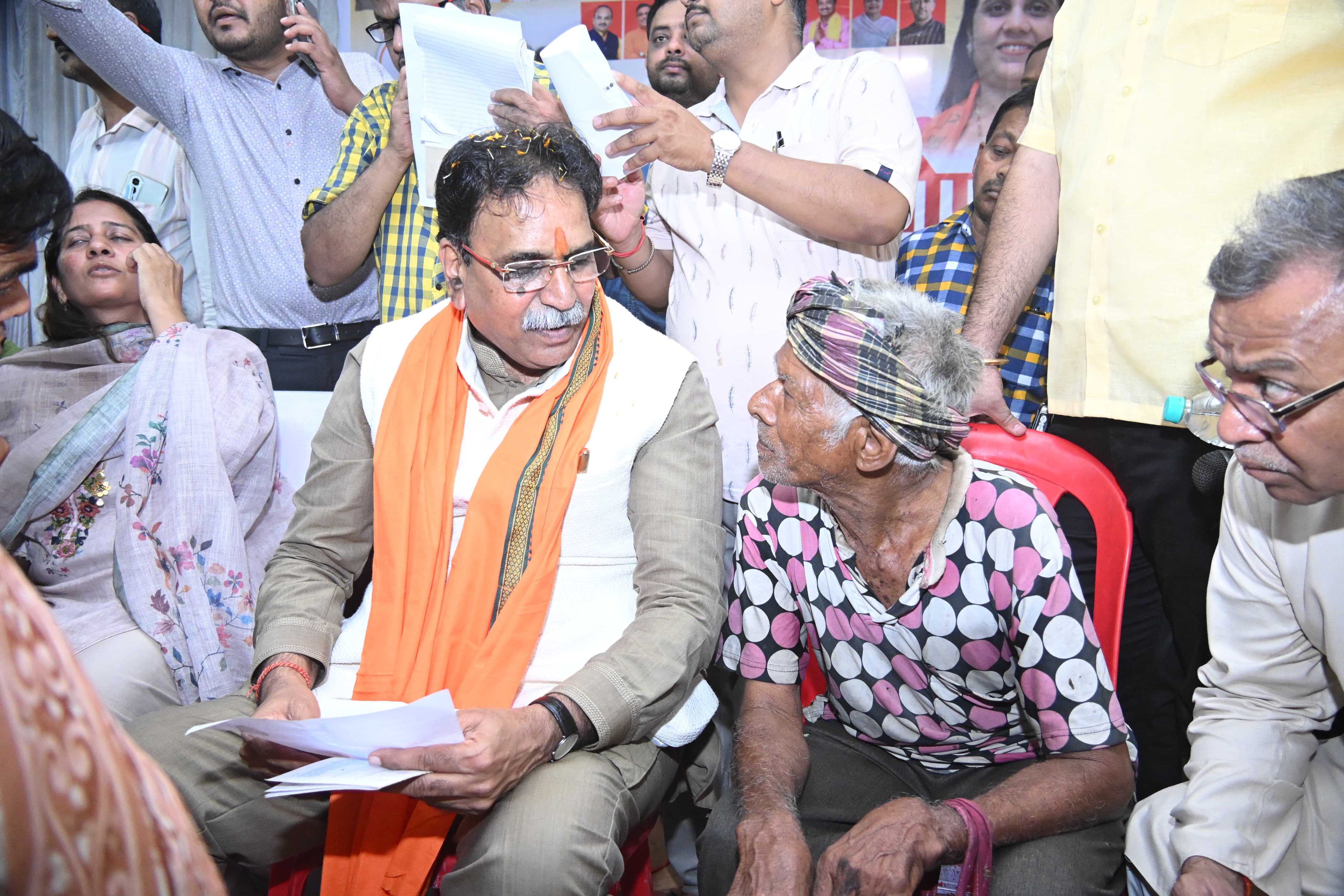 Former Cabinet Minister and MLA Rajesh Munat inaugurated the Janchaupal program from Hirapur, Raipur, Chhattisgarh, Khabargali