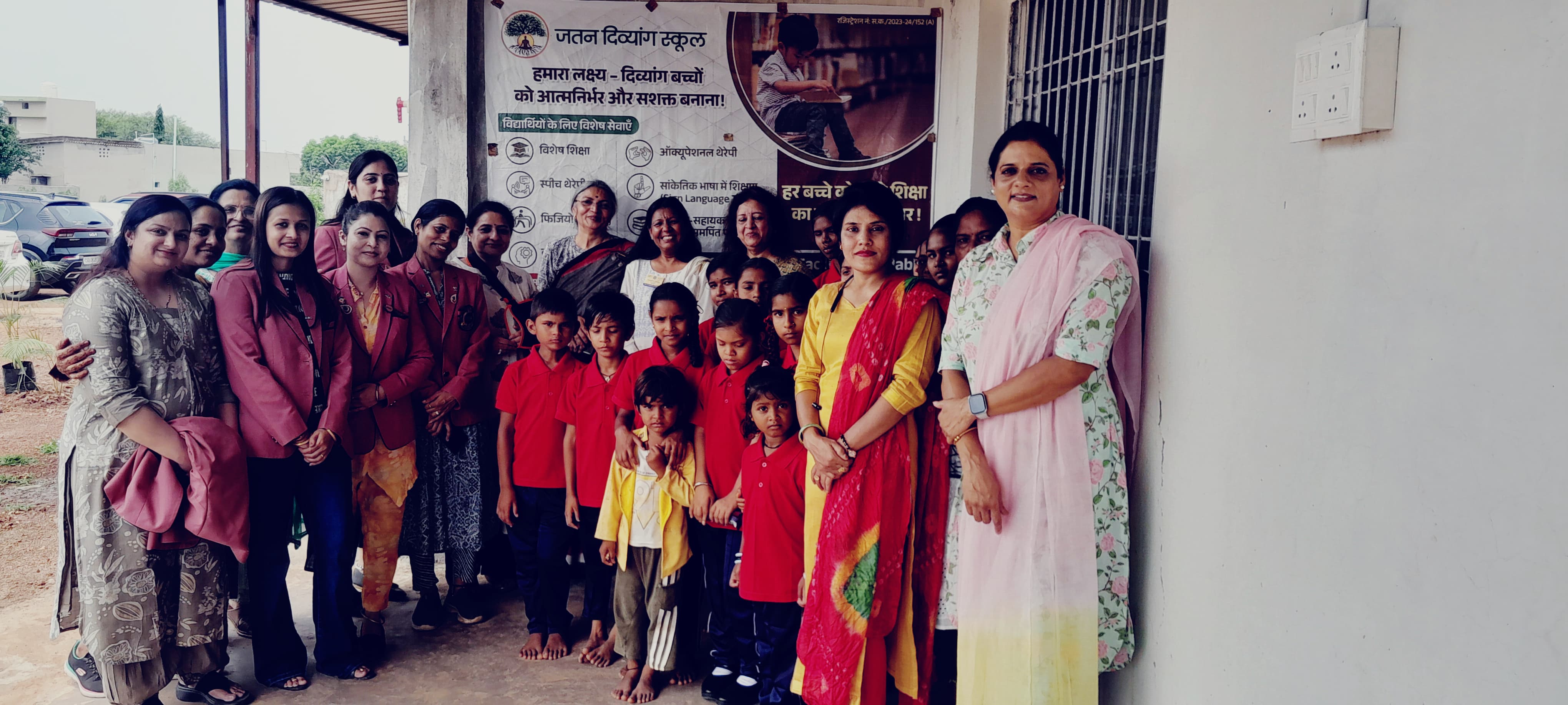 Jatan Divyang School Doma organizó con éxito un festival de admisión escolar y un programa de plantación de árboles en Raipur, Chhattisgarh, Khabargali