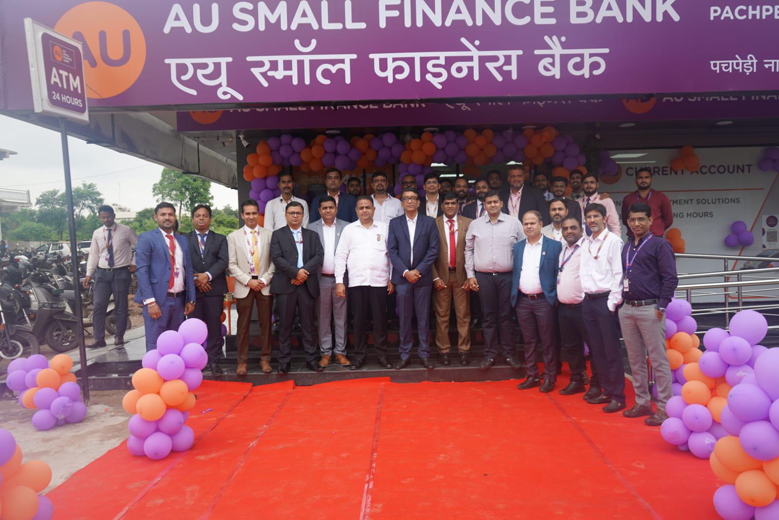 Se inauguró la tercera sucursal del AU Small Finance Bank, Pujari Complex Pujari Complex, Panchpedi Naka, Manishraj Singhania, el presidente de la Cámara de Comercio de Chhattisgarh, Satish Thorani, y el tesorero de la Cámara de Comercio, Nikesh Bardia, Raipur, Chhattisgarh, Khabargali