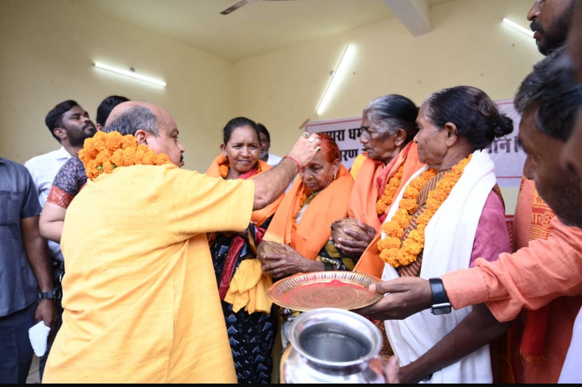 Huge rally under the leadership of North MLA Purandar Mishra in protest against religious conversion, four mothers return home, Raipur, Chhattisgarh, Khabargali