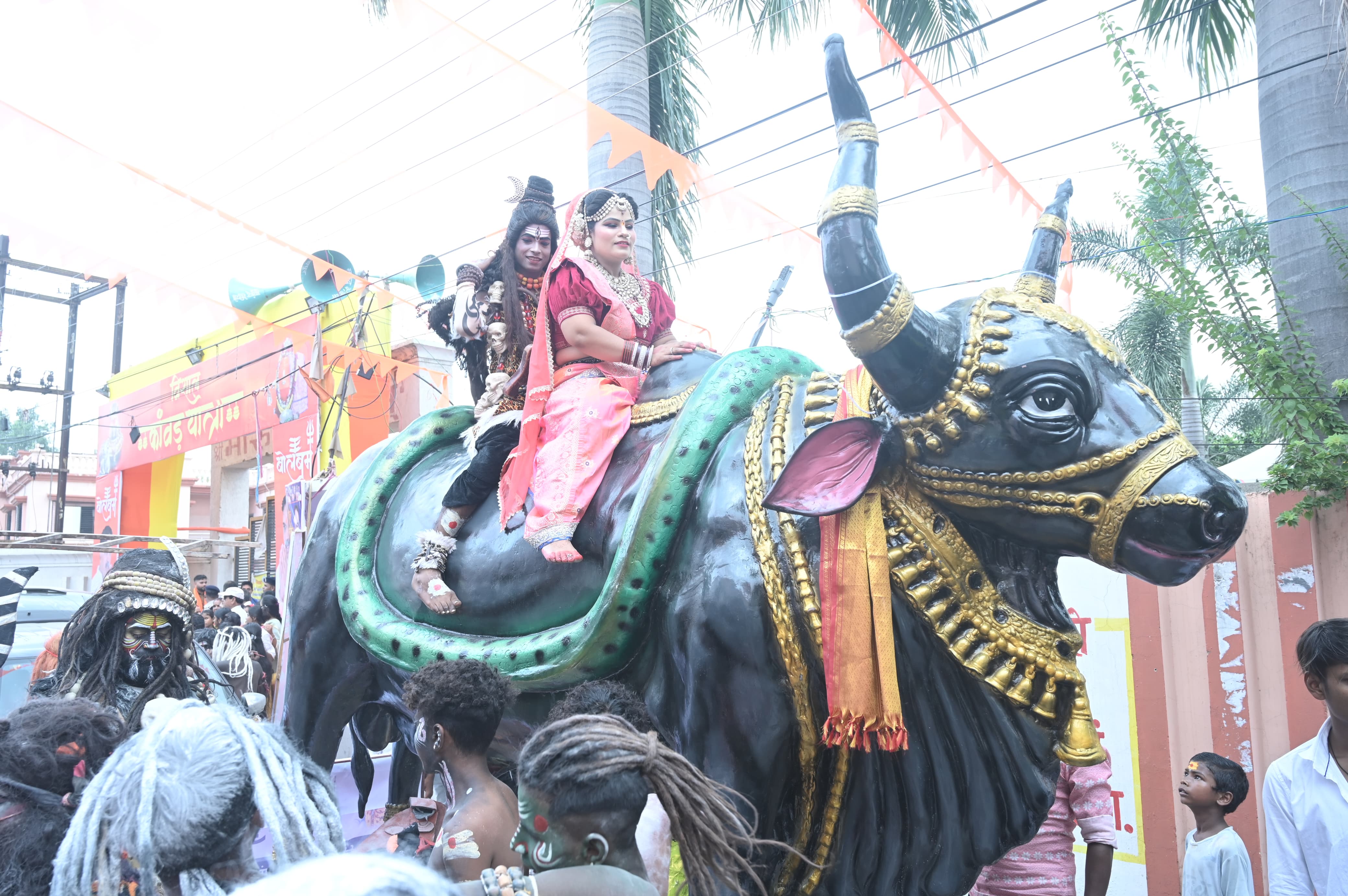 The enthusiasm of the people of the capital was seen in the Kavad Yatra, Raipur became filled with devotion for Shiva, Raipur immersed in devotion for Shiva, the historic event of the grand Kavad Yatra 2025 concluded, thousands of Shiva devotees walked with Rajesh Moonat, Kavadia, a wonderful confluence of culture and faith was seen in the capital,