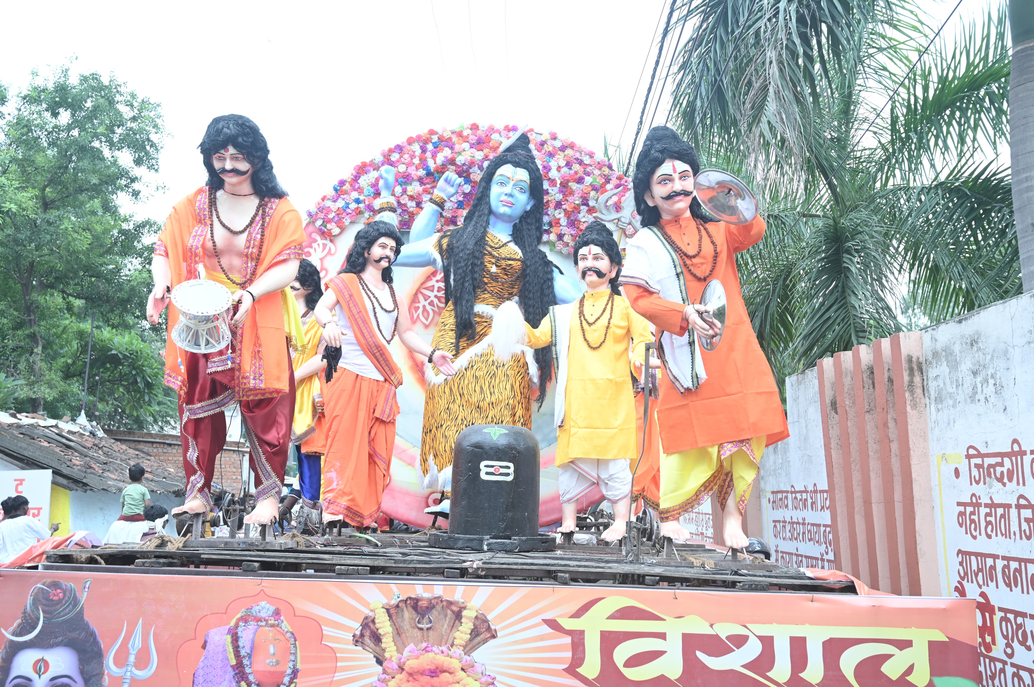 The enthusiasm of the people of the capital was seen in the Kavad Yatra, Raipur became filled with devotion for Shiva, Raipur immersed in devotion for Shiva, the historic event of the grand Kavad Yatra 2025 concluded, thousands of Shiva devotees walked with Rajesh Moonat, Kavadia, a wonderful confluence of culture and faith was seen in the capital,