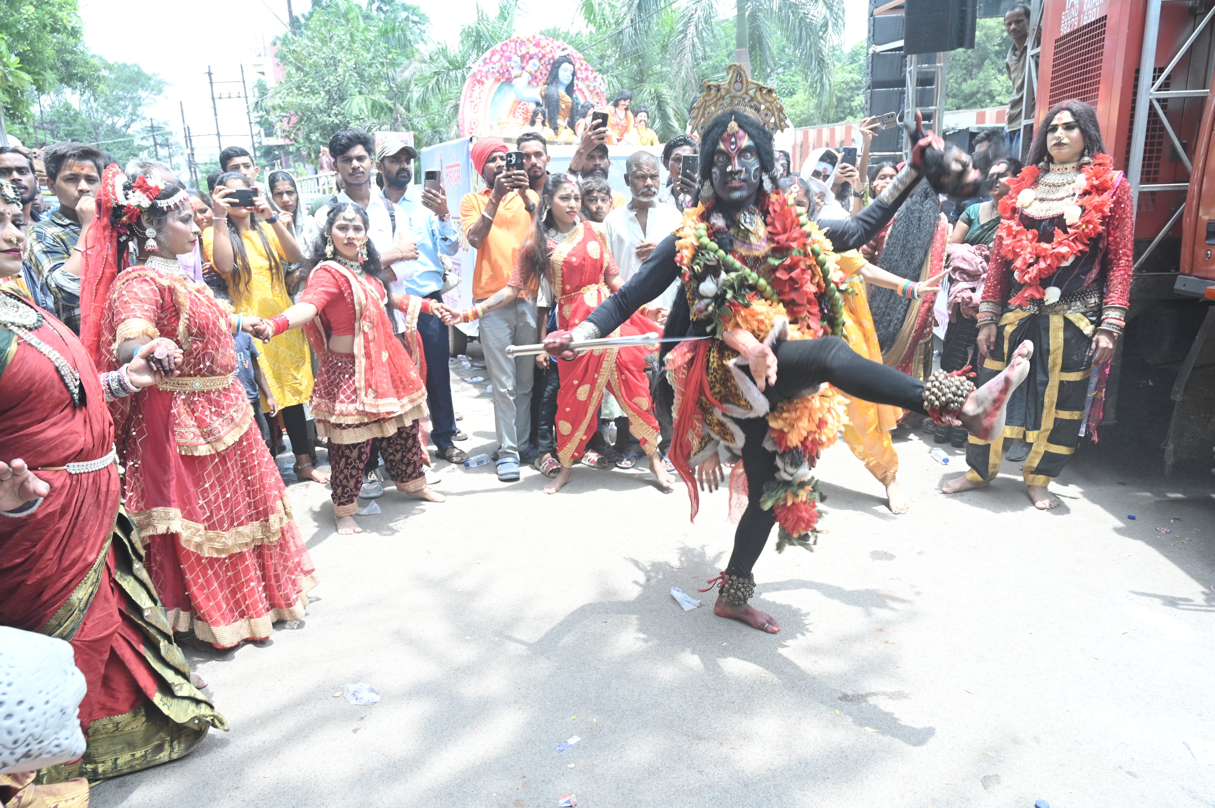 The enthusiasm of the people of the capital was seen in the Kavad Yatra, Raipur became filled with devotion for Shiva, Raipur immersed in devotion for Shiva, the historic event of the grand Kavad Yatra 2025 concluded, thousands of Shiva devotees walked with Rajesh Moonat, Kavadia, a wonderful confluence of culture and faith was seen in the capital,
