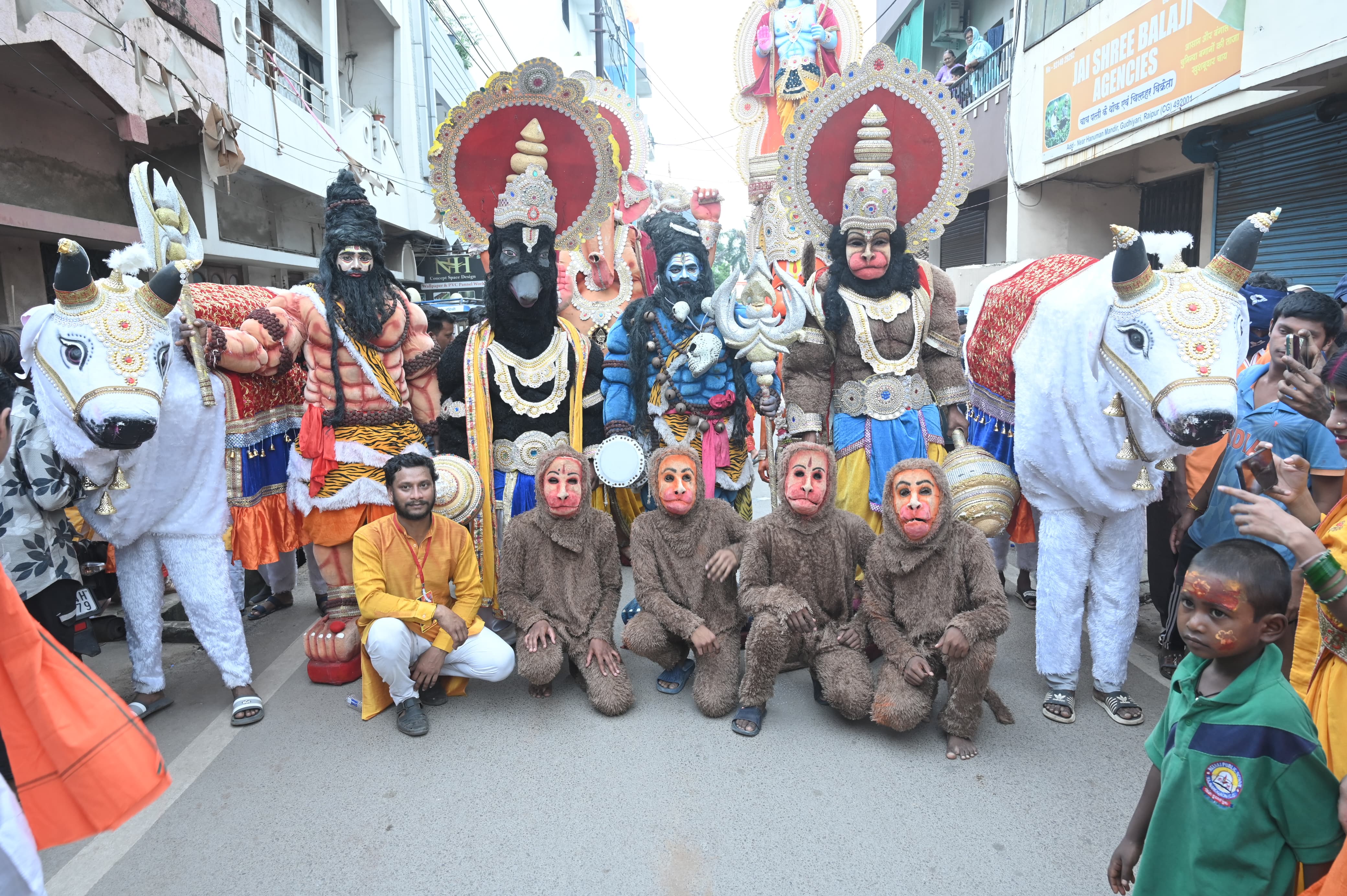 The enthusiasm of the people of the capital was seen in the Kavad Yatra, Raipur became filled with devotion for Shiva, Raipur immersed in devotion for Shiva, the historic event of the grand Kavad Yatra 2025 concluded, thousands of Shiva devotees walked with Rajesh Moonat, Kavadia, a wonderful confluence of culture and faith was seen in the capital,