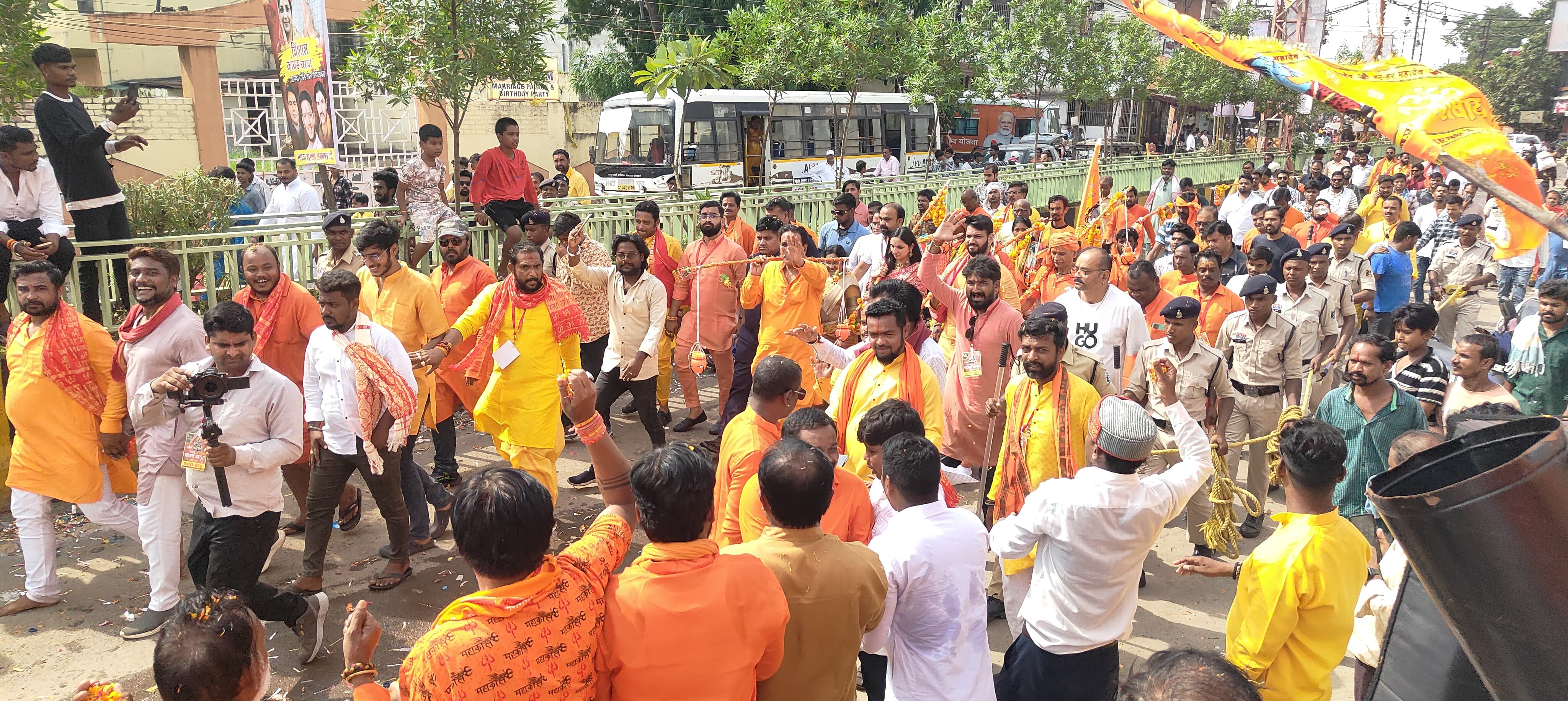 The enthusiasm of the people of the capital was seen in the Kavad Yatra, Raipur became filled with devotion for Shiva, Raipur immersed in devotion for Shiva, the historic event of the grand Kavad Yatra 2025 concluded, thousands of Shiva devotees walked with Rajesh Moonat, Kavadia, a wonderful confluence of culture and faith was seen in the capital,