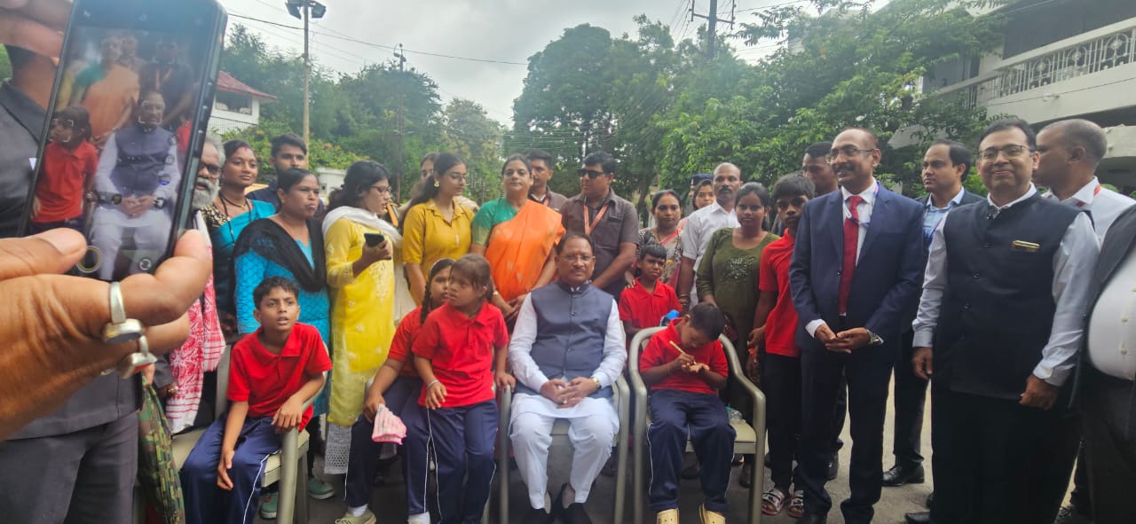 Unforgettable meeting of the children of Jatan Divyang School at the residence of Chief Minister Vishnu Dev Sai, Doma, Raipur, Khabargali, Jatan Divyang School and Surya Nursing College, deaf and dumb, multiple disability children, Chhattisgarh
