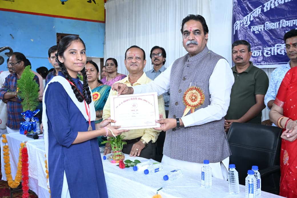Raipur West MLA Rajesh Munat distributed bicycles to students, honoured meritorious students and called for overall development of schools. Cheques of Rs.10,000 each were given to meritorious girl students who scored above 90% marks. Raipur, Chhattisgarh, Khabargali