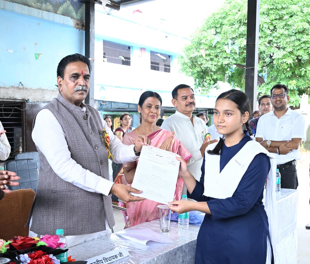 Raipur West MLA Rajesh Munat distributed bicycles to students, honoured meritorious students and called for overall development of schools. Cheques of Rs.10,000 each were given to meritorious girl students who scored above 90% marks. Raipur, Chhattisgarh, Khabargali