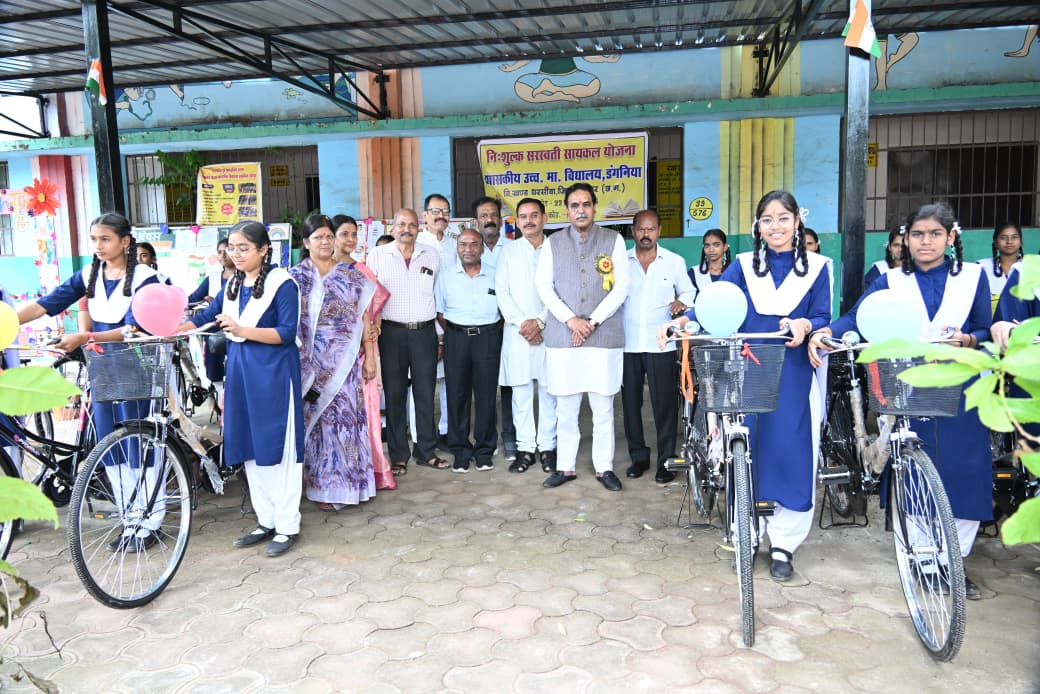 Raipur West MLA Rajesh Munat distributed bicycles to students, honoured meritorious students and called for overall development of schools. Cheques of Rs.10,000 each were given to meritorious girl students who scored above 90% marks. Raipur, Chhattisgarh, Khabargali