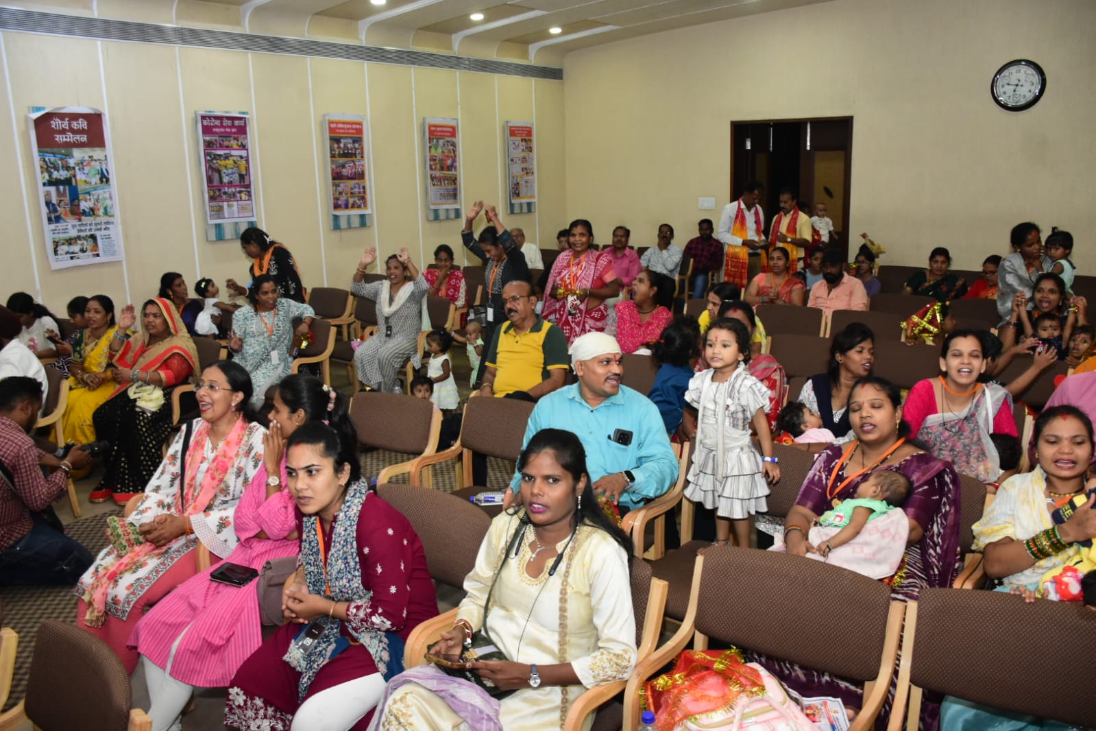 Nav Sarjan Manch honoured the parents of daughters, on the occasion of daughter's birth anniversary, Vrindavan Hall echoed with the laughter of little daughters, Raipur, Chhattisgarh, Khabargali