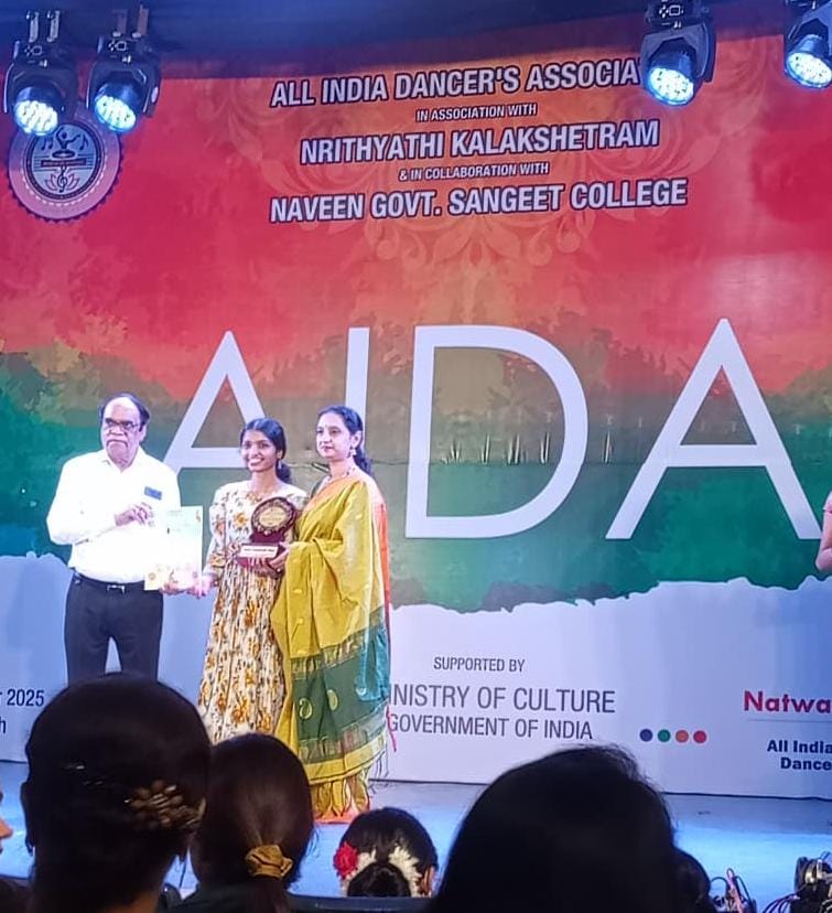 Raipur's Kathak dancer Vanshika Gupta 'Mili' hoisted the flag on the national stage, won first place in 'Aida' competition, All India Dance Association, Natwar Gopi Krishna National Award, Guru Sangeeta Kapse, Sangeeta Kala Academy, Raipur, Chhattisgarh, Khabargali