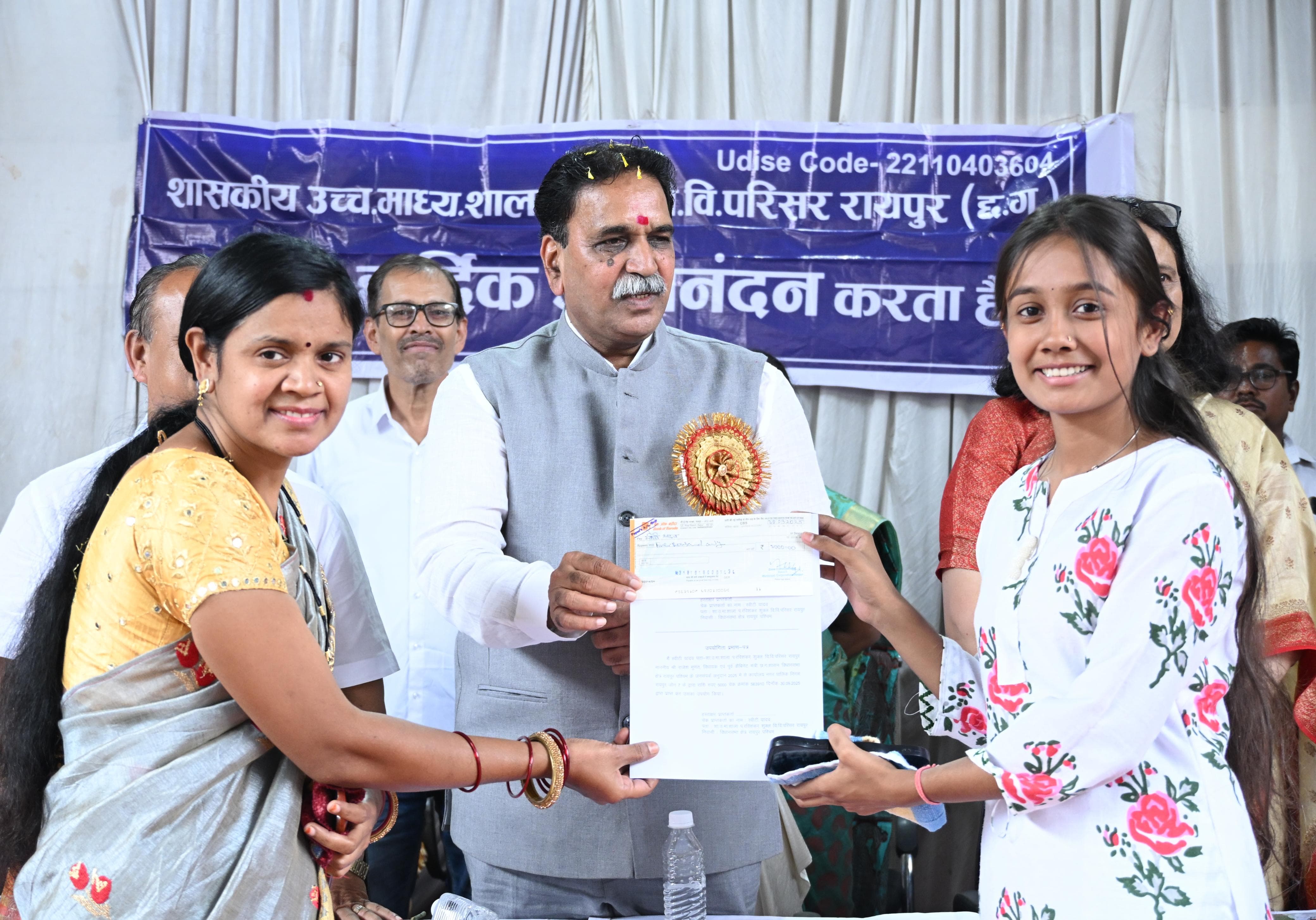 MLA Rajesh Munat presented cheques of ₹5,000 each to 36 meritorious students, gifted smart class and solar panels to Pt. Ravishankar Shukla University Campus School, Raipur, Chhattisgarh Khabargali