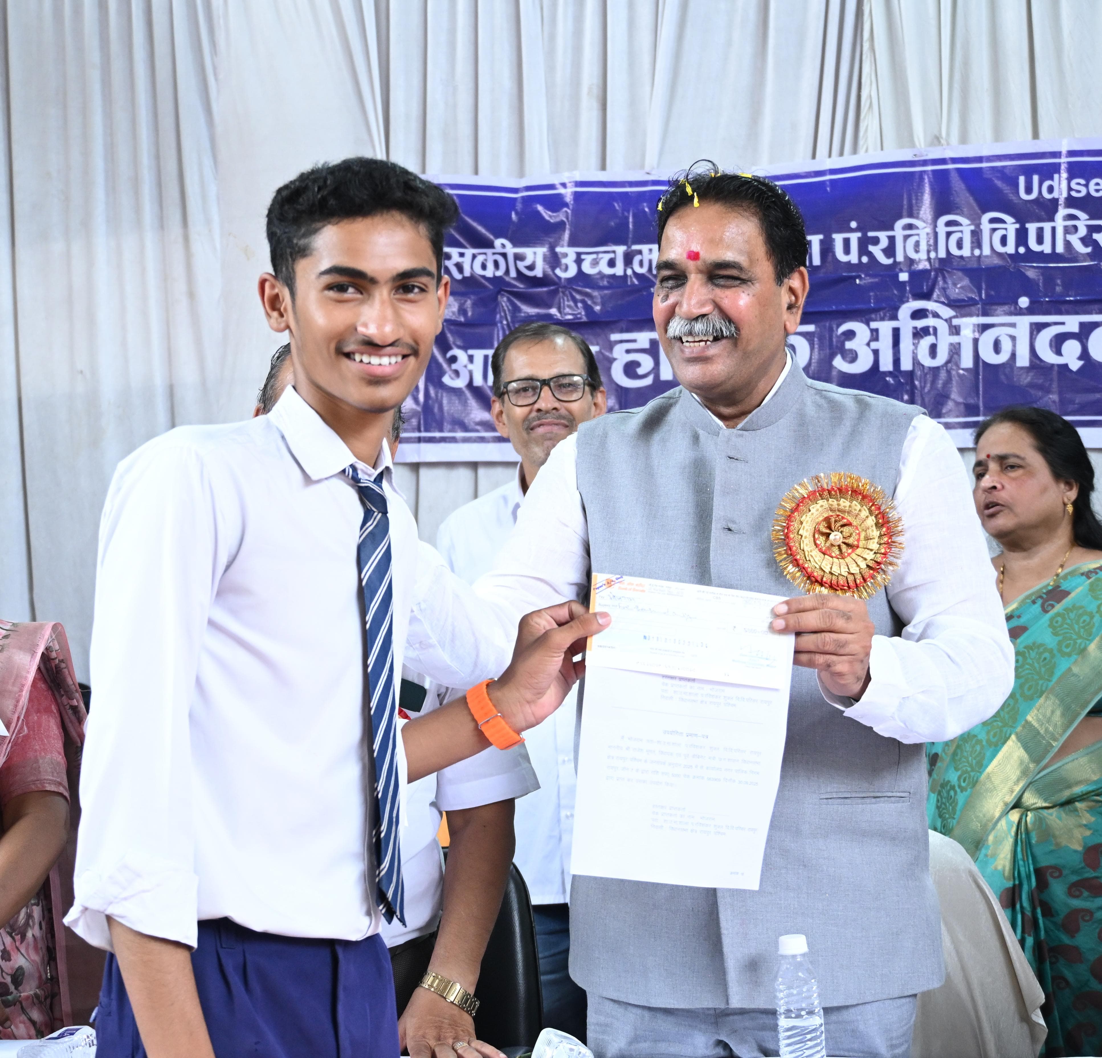 MLA Rajesh Munat presented cheques of ₹5,000 each to 36 meritorious students, gifted smart class and solar panels to Pt. Ravishankar Shukla University Campus School, Raipur, Chhattisgarh Khabargali