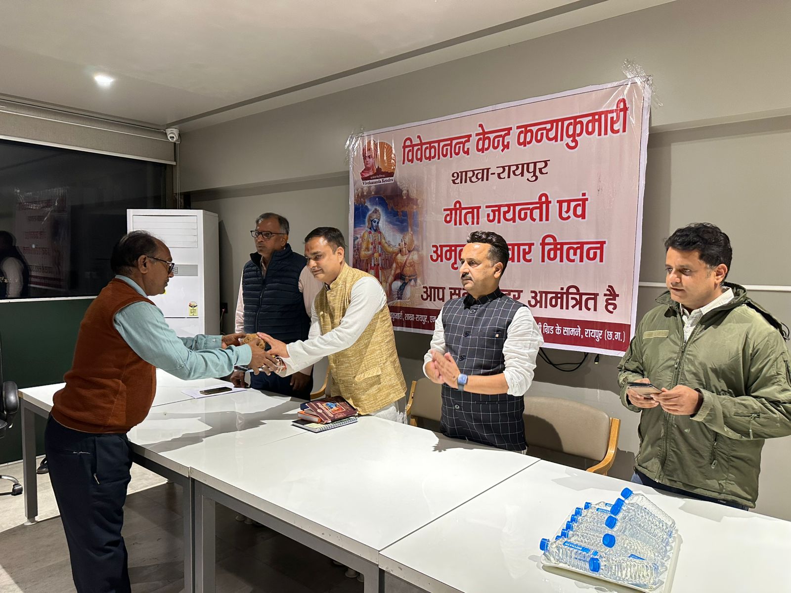 Importance of Geeta in daily life: Essence of discussion, Grand celebration of Geeta Jayanti festival, Vivekananda Kendra Kanyakumari, Raipur, Geeta Parivar Chhattisgarh President Geet Govind Sahu, Subhash Chandrakar Contact Head, Chetan Tarwani City Director, Chhattisgarh, Khabargali