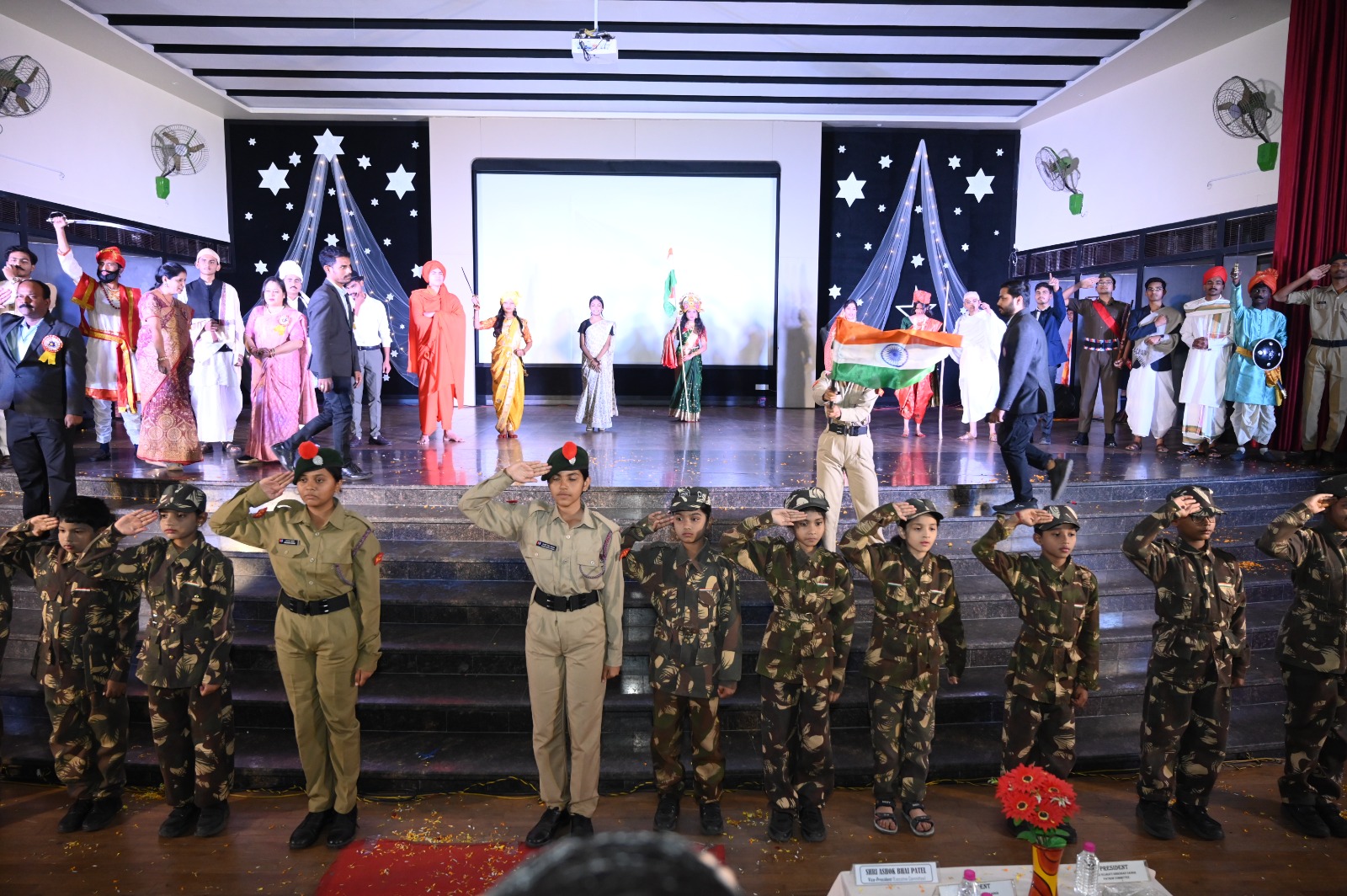 "Euphoria 2025" captivated the audience at the annual function of Shri Gujarati English Medium Higher Secondary School (GEMS).  Present were members of the Gujarati Education Society's management committee, President Narayanbhai Patel, Ramjibhai Patel, Principal Dr. Shailesh Sharma. Raipur, Chhattisgarh., khabargali 