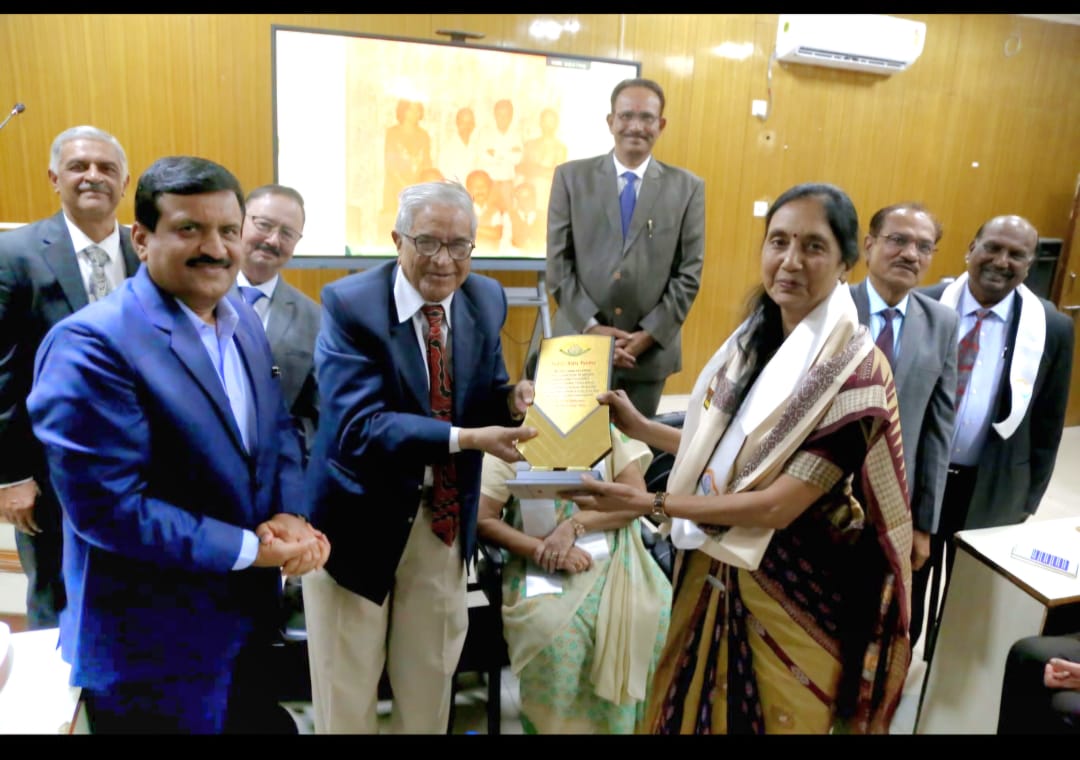 Through the windows of memory, The first 'Alumni Meet' of the Ophthalmology Department of PT JNM Medical College concludes, bringing together leading experts from India and abroad.  A reunion of former students of the Ophthalmology Department of Raipur Medical College, where teachers were honored. Department Head Dr. Nidhi Pandey, Raipur, Chhattisgarh, Khabargali