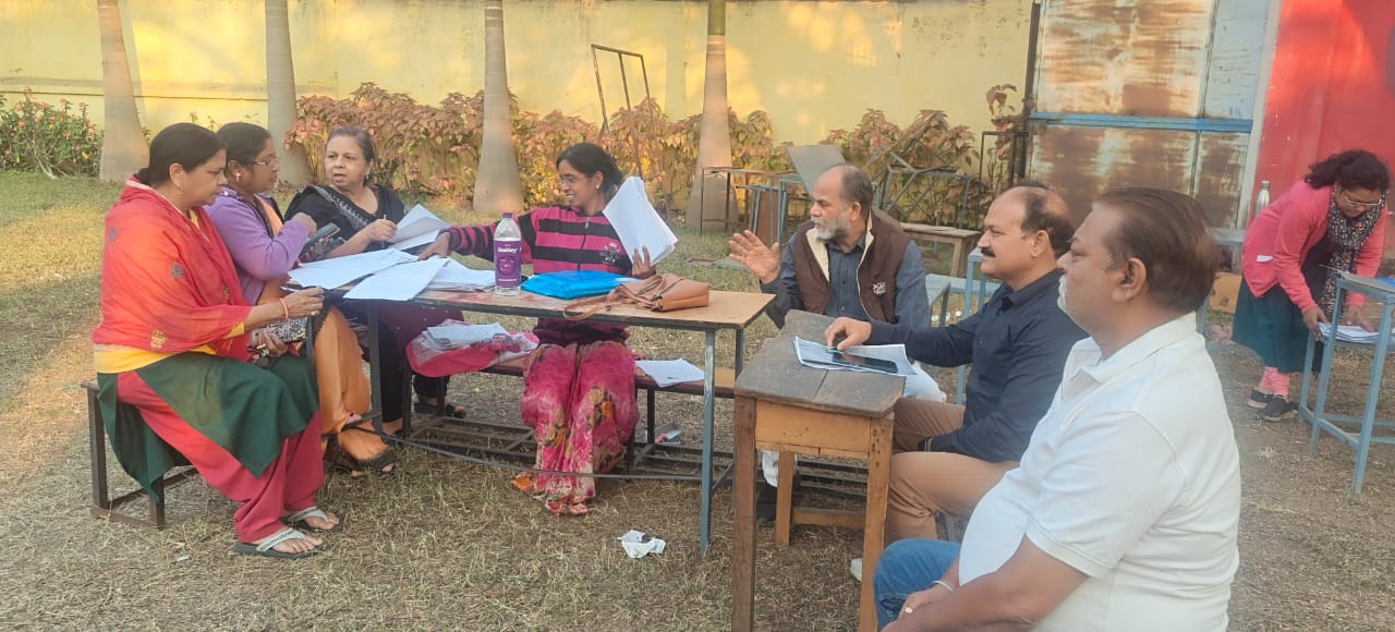 30% of names missing from the voter list, polling officers absent from polling stations: Mrityunjay Dubey. Voters are facing problems at the Pandit Sunderlal Sharma School center in Sundar Nagar; a former corporator has filed a complaint with the District Election Officer. Raipur, Khabargali