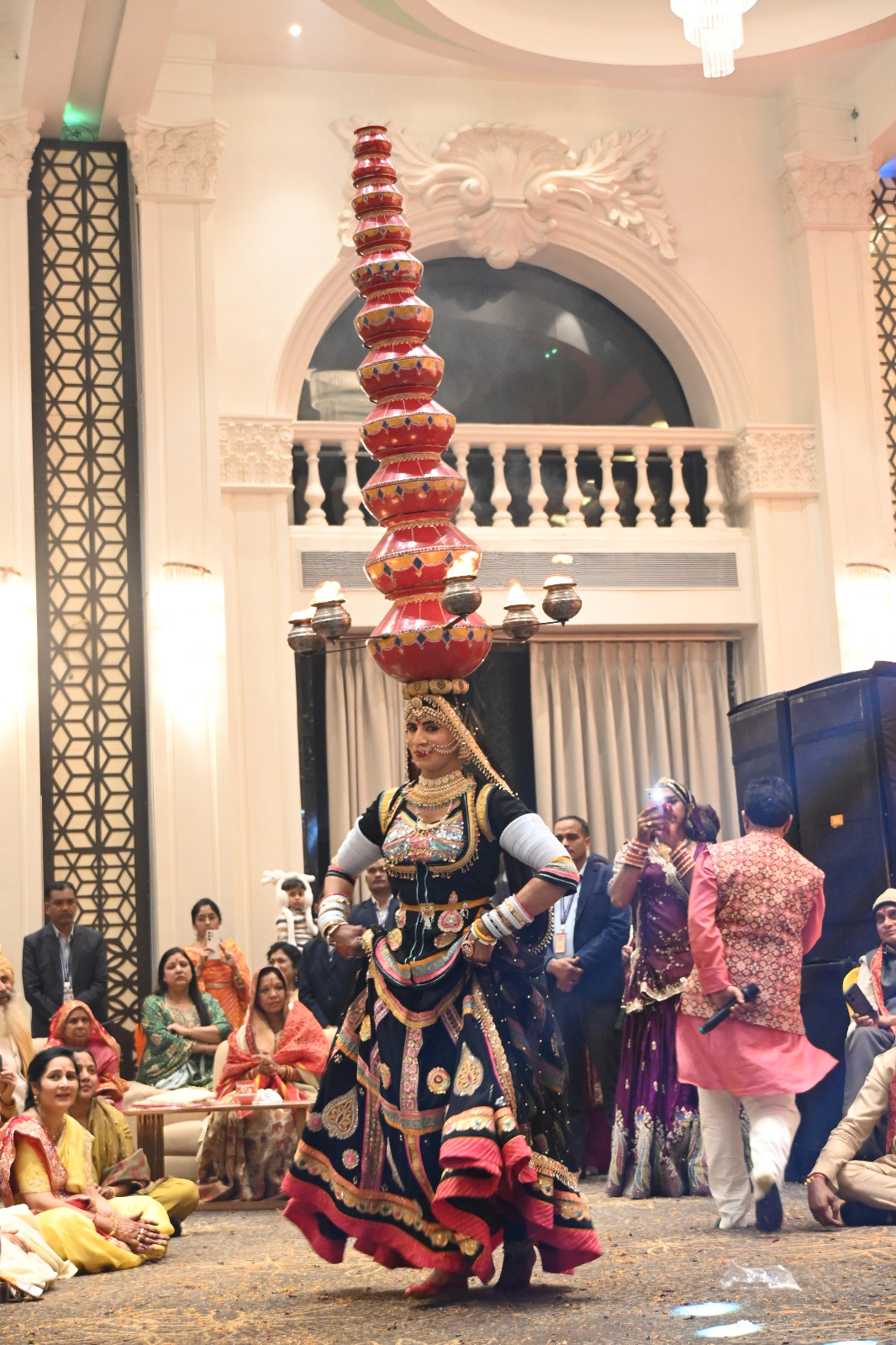 A massive crowd of devotees gathered for the fourth auspicious ceremony of Devsar Mata; artists from five states gave performances; rituals including lighting the sacred lamp, applying henna, offering scarves and garlands, and singing congratulatory songs were performed; the manifestation festival was celebrated; Ramu Marwari from Rajasthan performed a breathtaking dance. Raipur, Chhattisgarh, Khabargali.