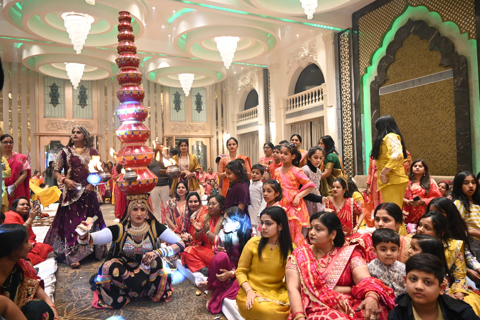 A massive crowd of devotees gathered for the fourth auspicious ceremony of Devsar Mata; artists from five states gave performances; rituals including lighting the sacred lamp, applying henna, offering scarves and garlands, and singing congratulatory songs were performed; the manifestation festival was celebrated; Ramu Marwari from Rajasthan performed a breathtaking dance. Raipur, Chhattisgarh, Khabargali.